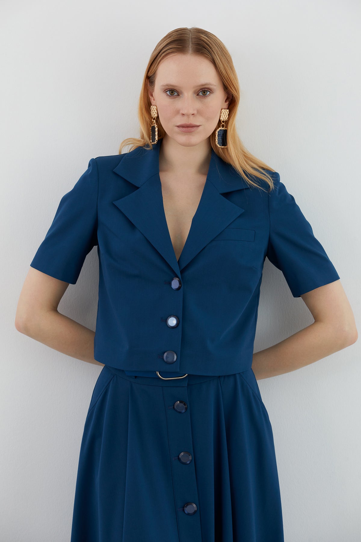 Kısa Kol Crop Ceketli Kloş Etekli Kemer Detaylı Koyu Takım