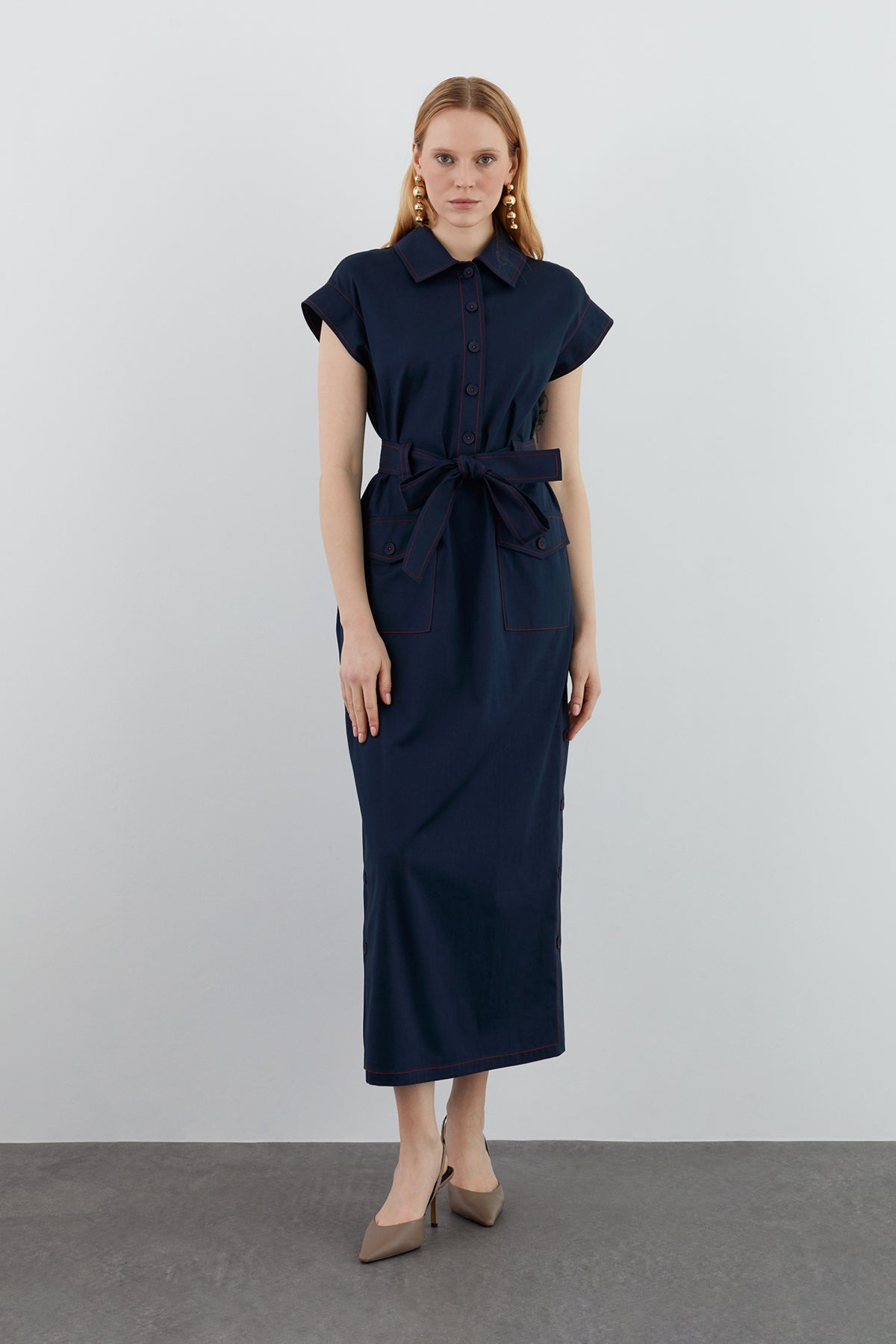 Yaka Gömlek Formunda Düğme Detaylı Kontrast Dikiş Lacivert Midi Elbise