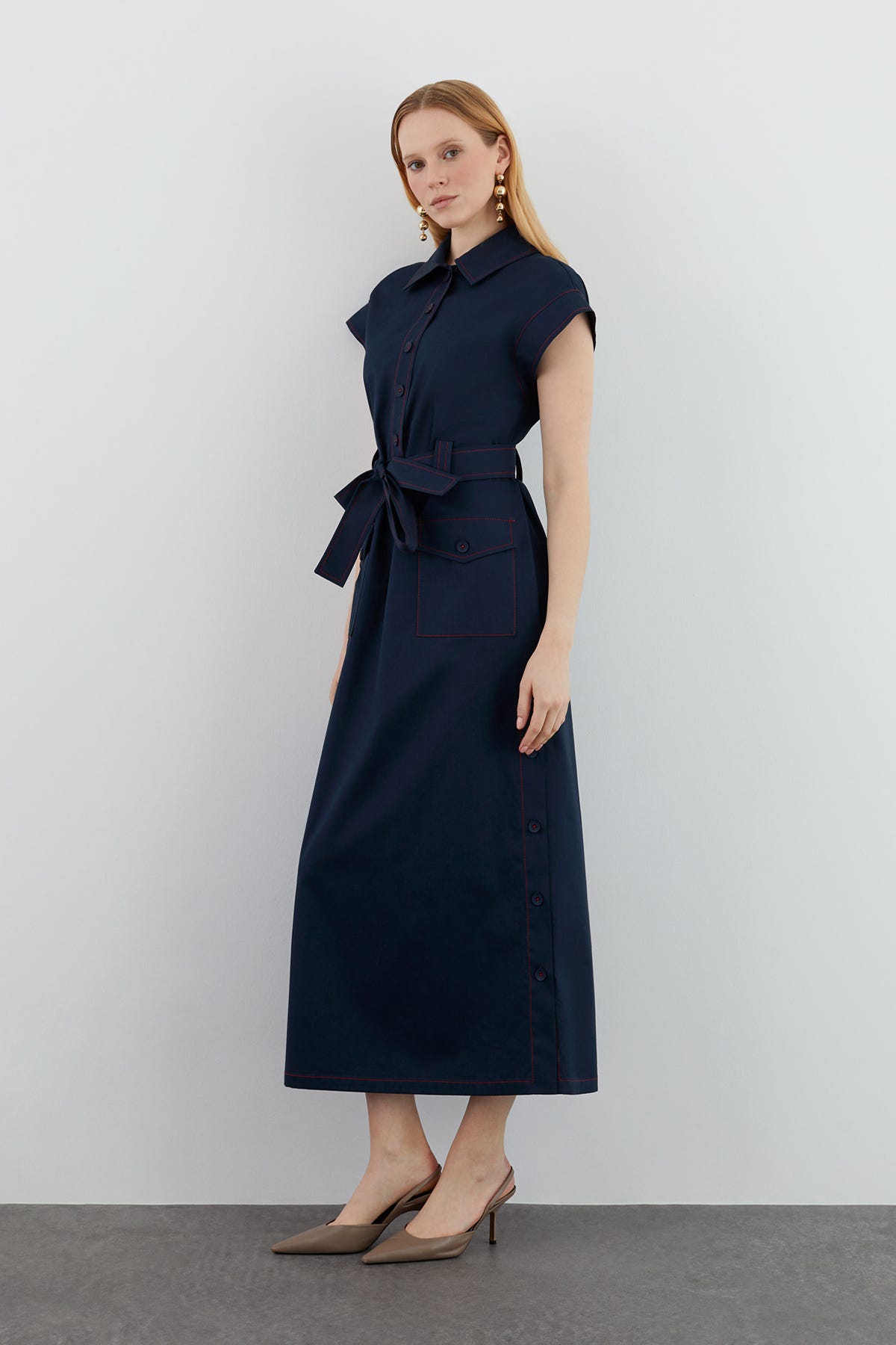 Yaka Gömlek Formunda Düğme Detaylı Maxi Elbise