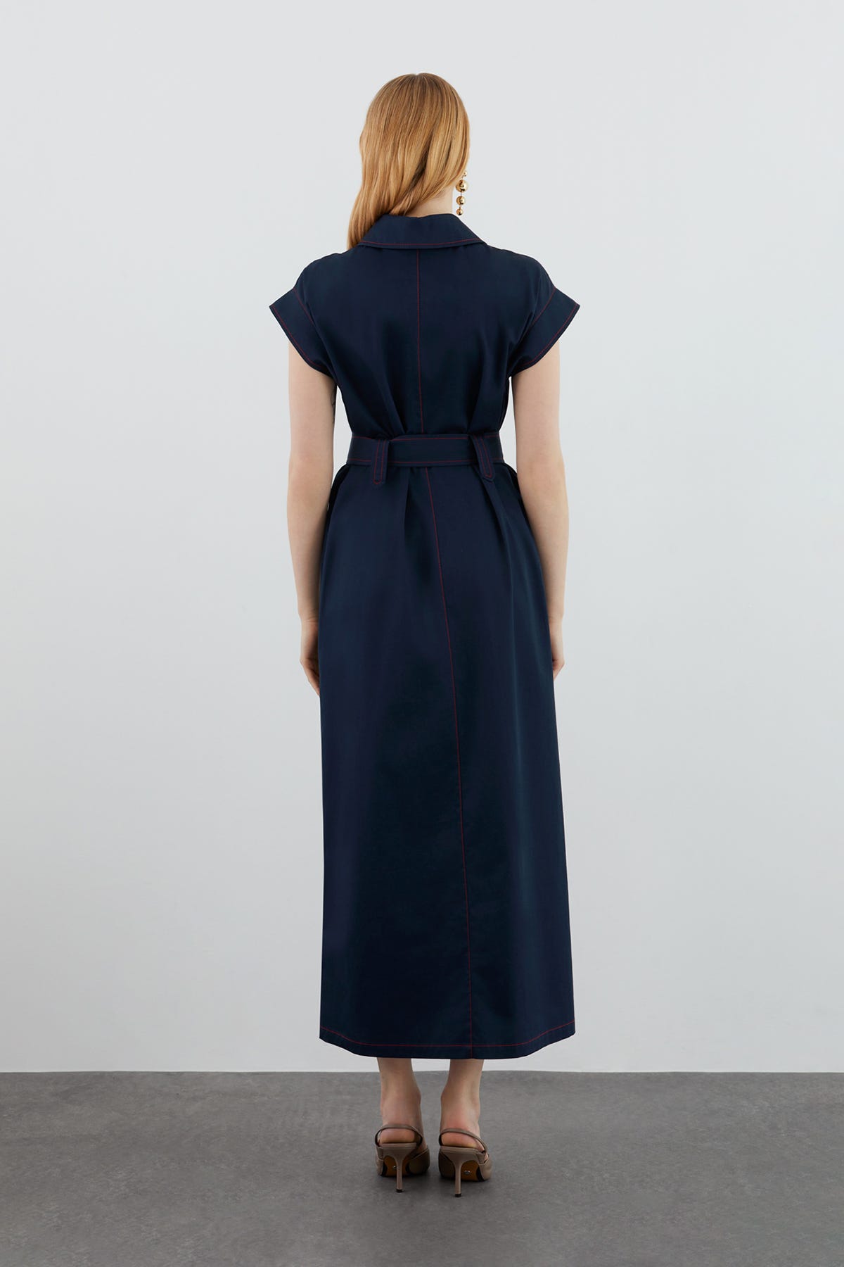 Yaka Gömlek Formunda Düğme Detaylı Maxi Elbise