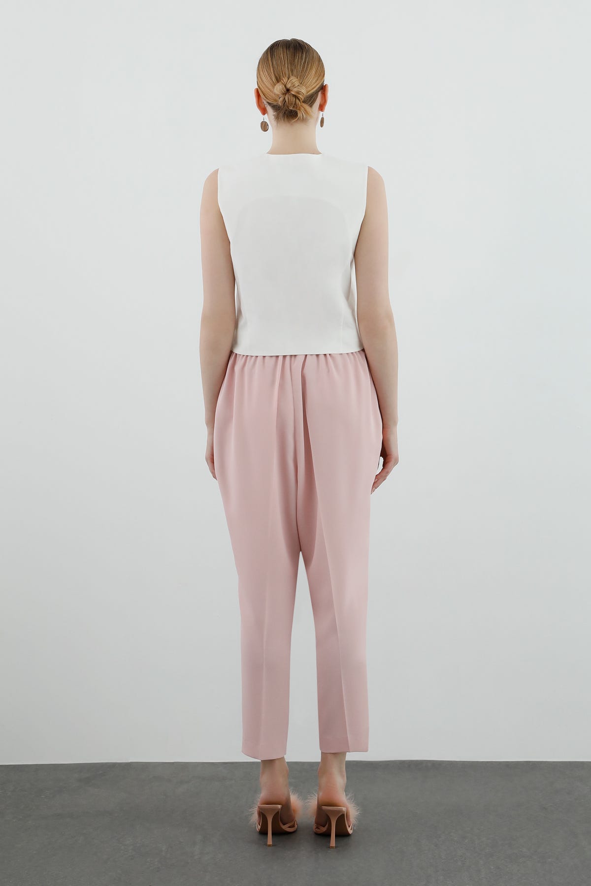 Kemerde Bağlama Detaylı Ön Pili Katlamalı Pantolon