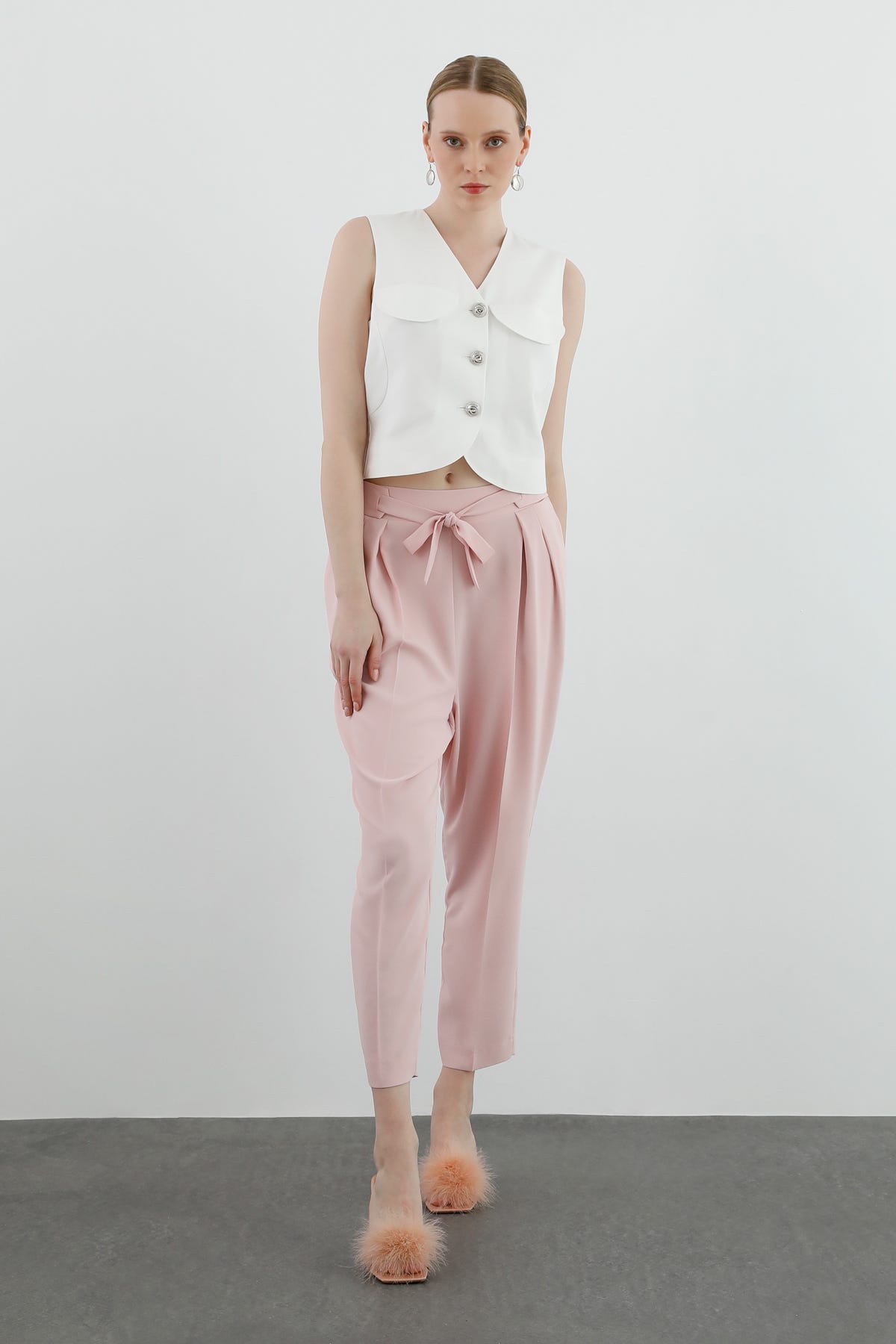 Kemerde Bağlama Detaylı Ön Pili Katlamalı Pantolon