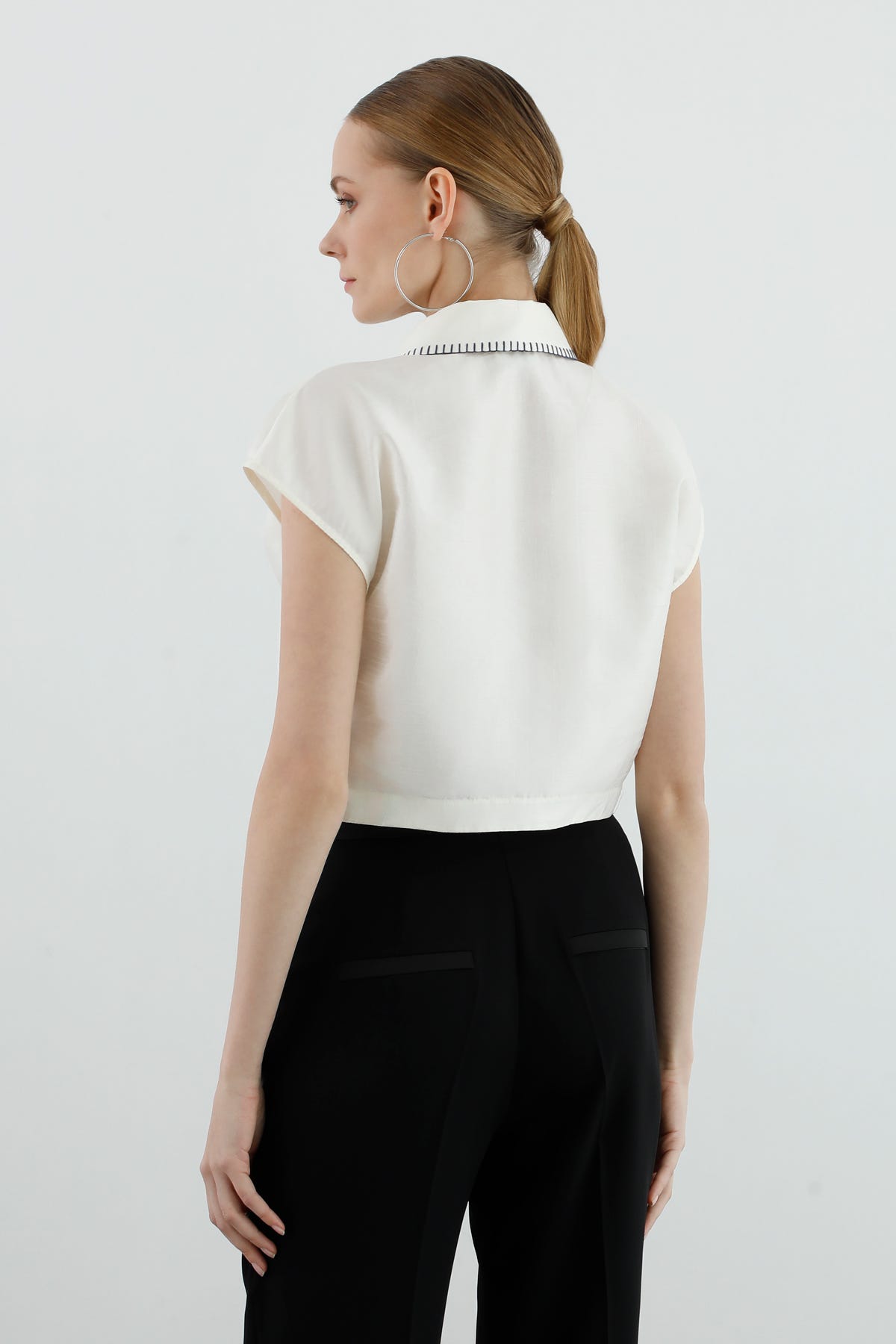 Aksesuar Detaylı Cepli Crop Gömlek