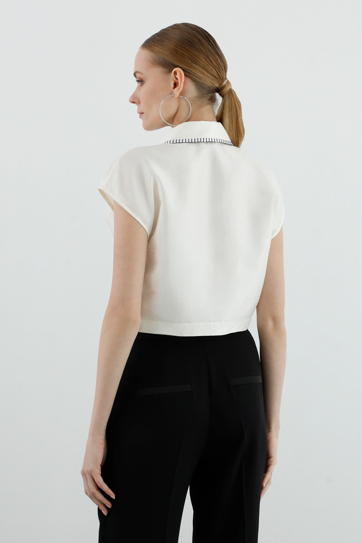 Aksesuar Detaylı Cepli Crop Gömlek