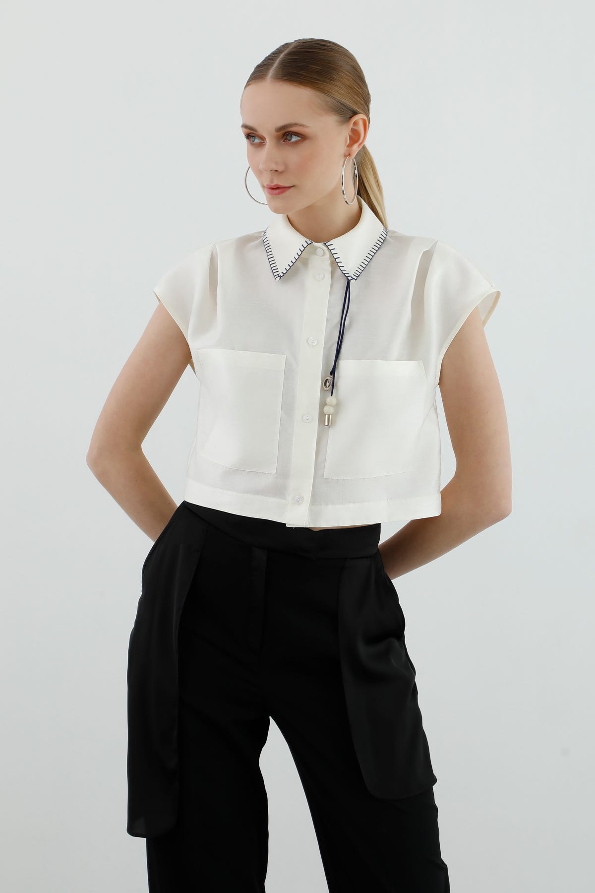 Aksesuar Detaylı Cepli Crop Gömlek