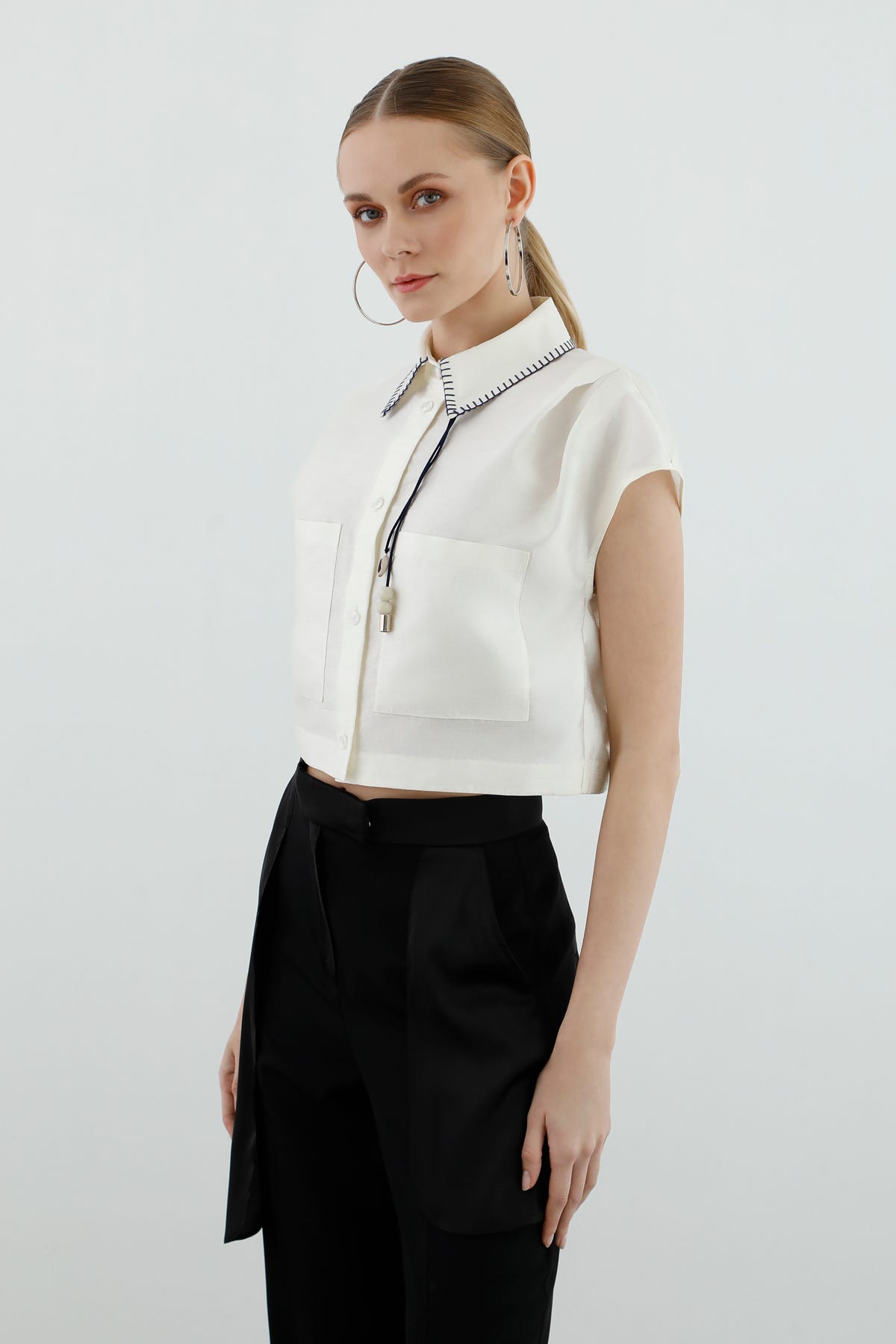 Aksesuar Detaylı Cepli Crop Gömlek