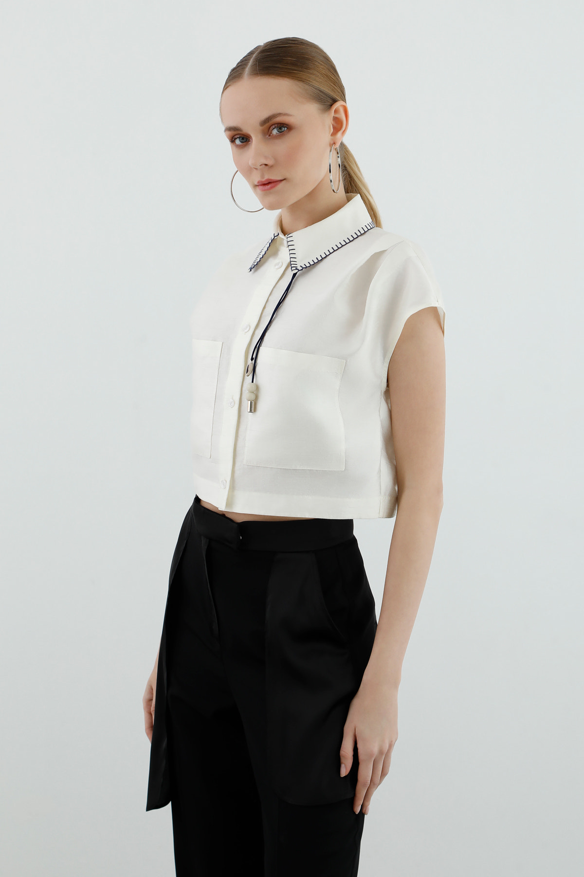 Aksesuar Detaylı Cepli Crop Gömlek