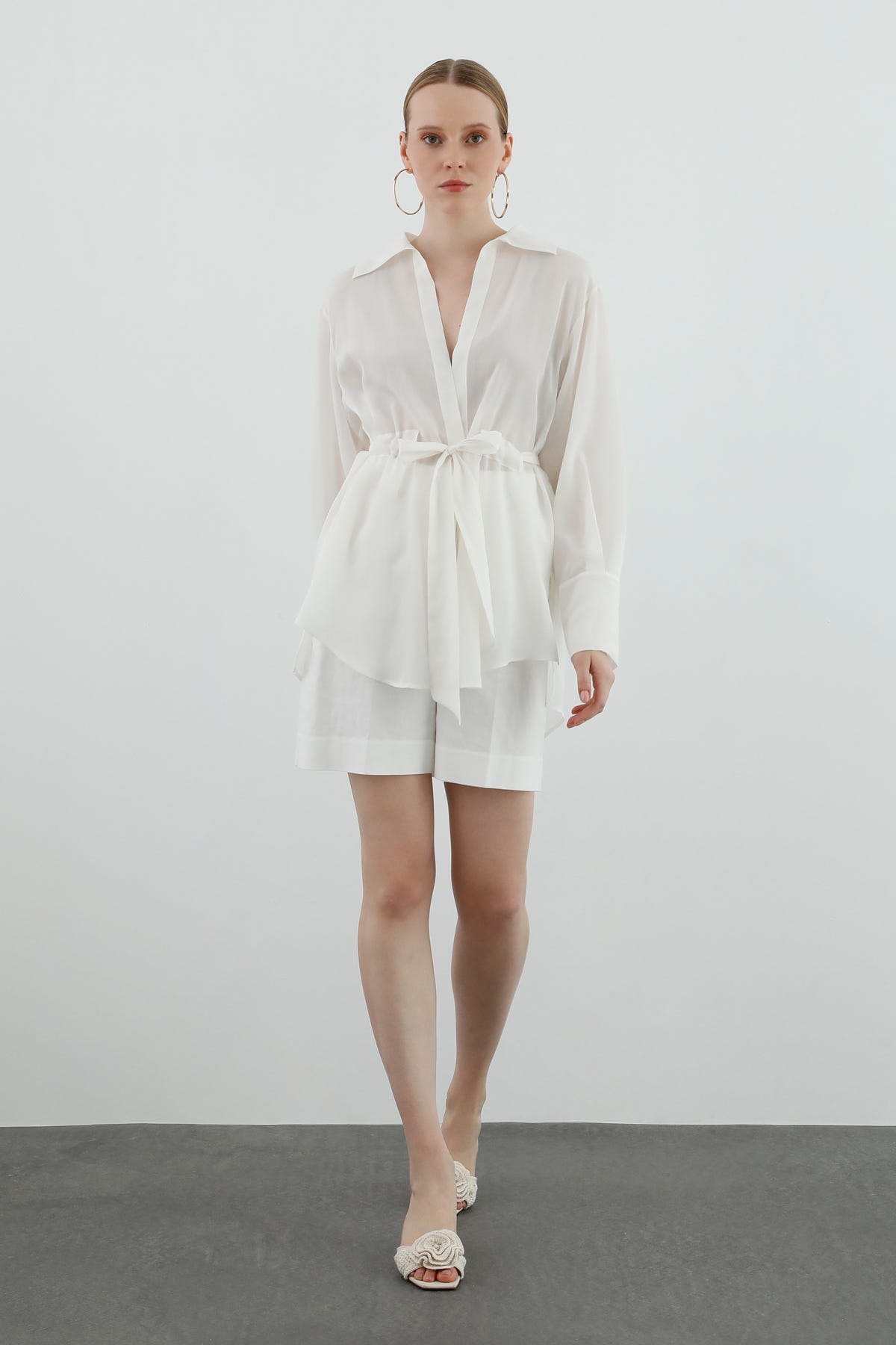 Seyyar Kuşaklı Arkası Uzun Gömlek