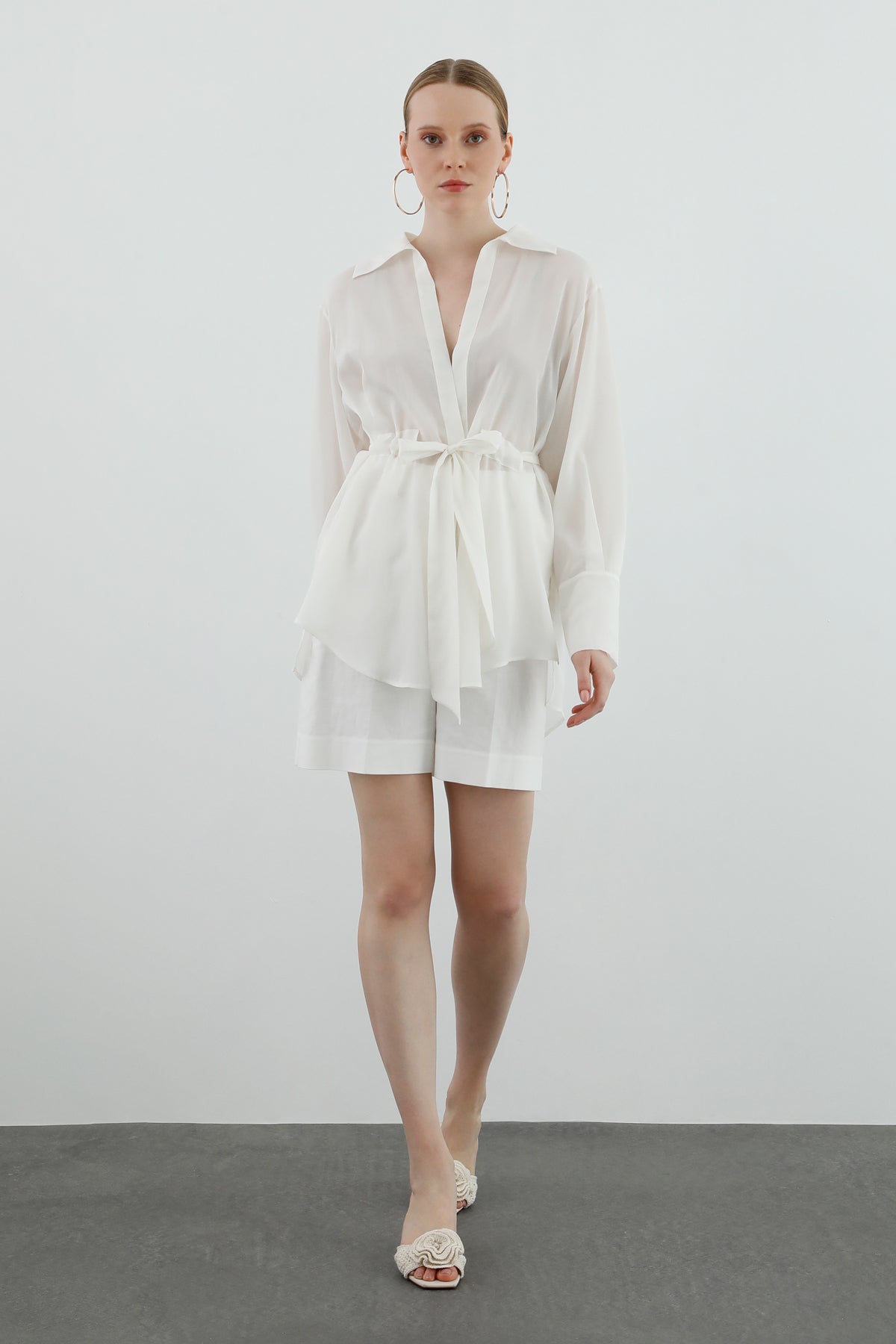 Seyyar Kuşaklı Arkası Uzun Gömlek