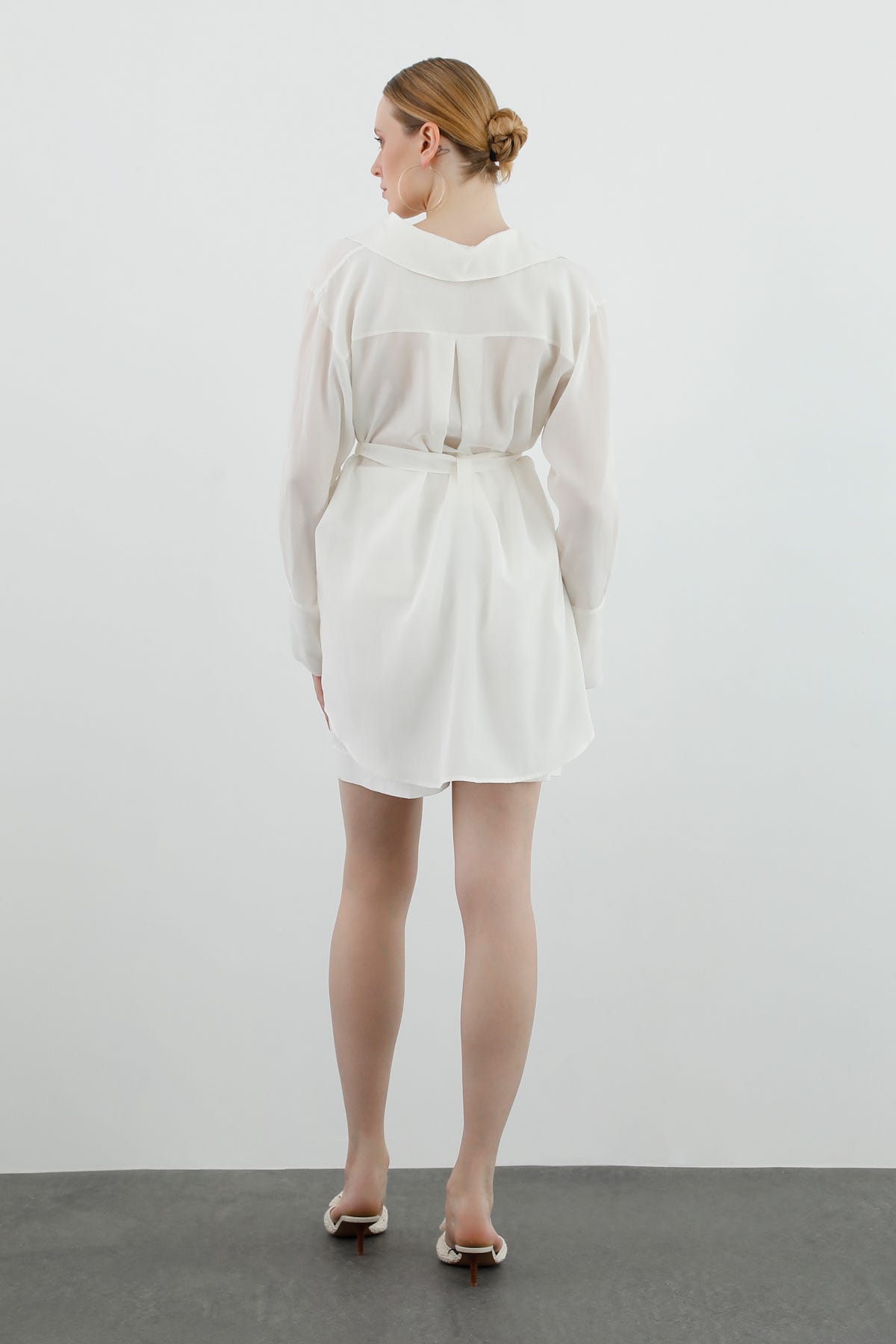 Seyyar Kuşaklı Arkası Uzun Gömlek