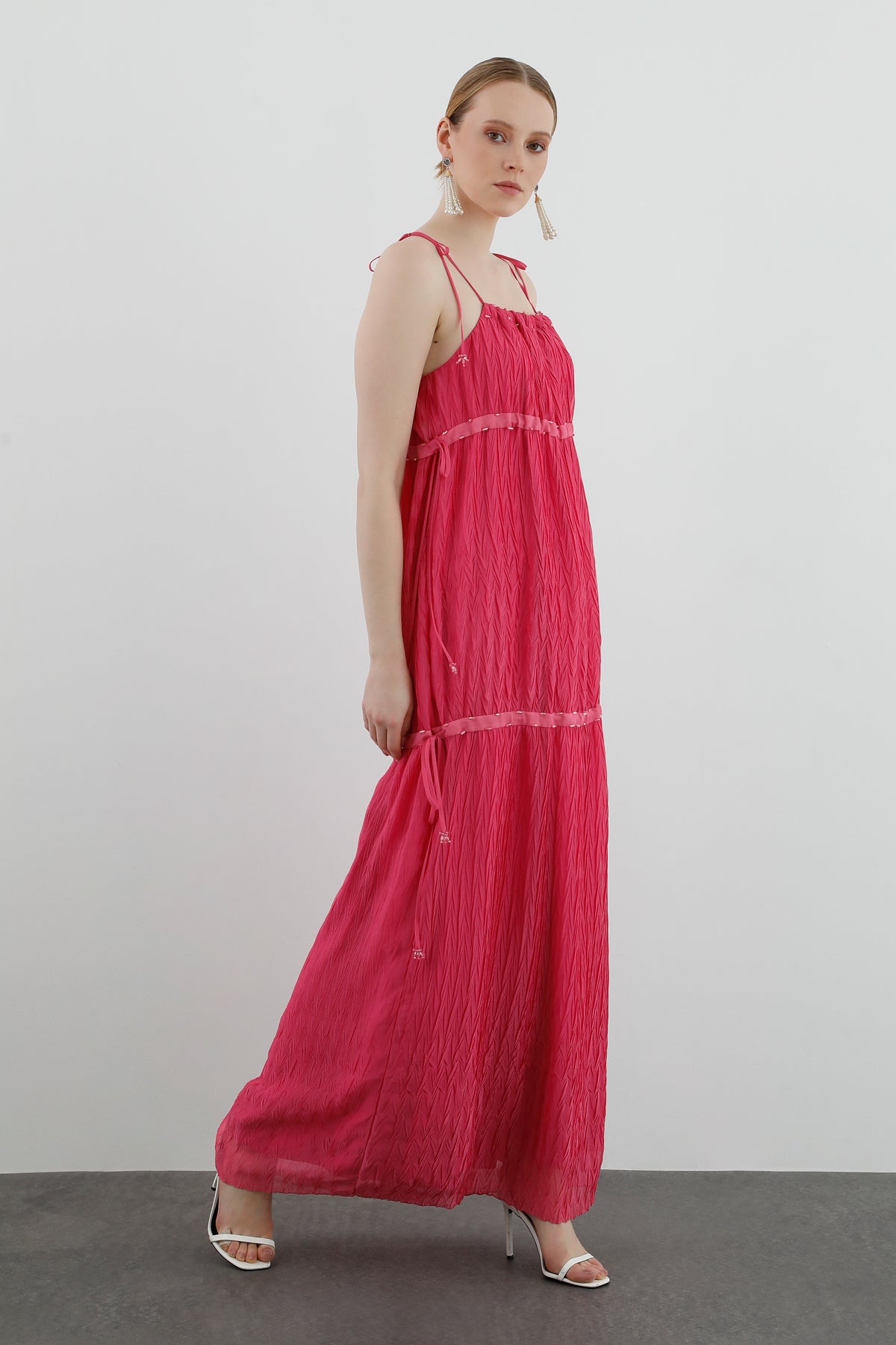 Boyundan Bağlamalı Büzülebilir Katmanlı Renk Elbise