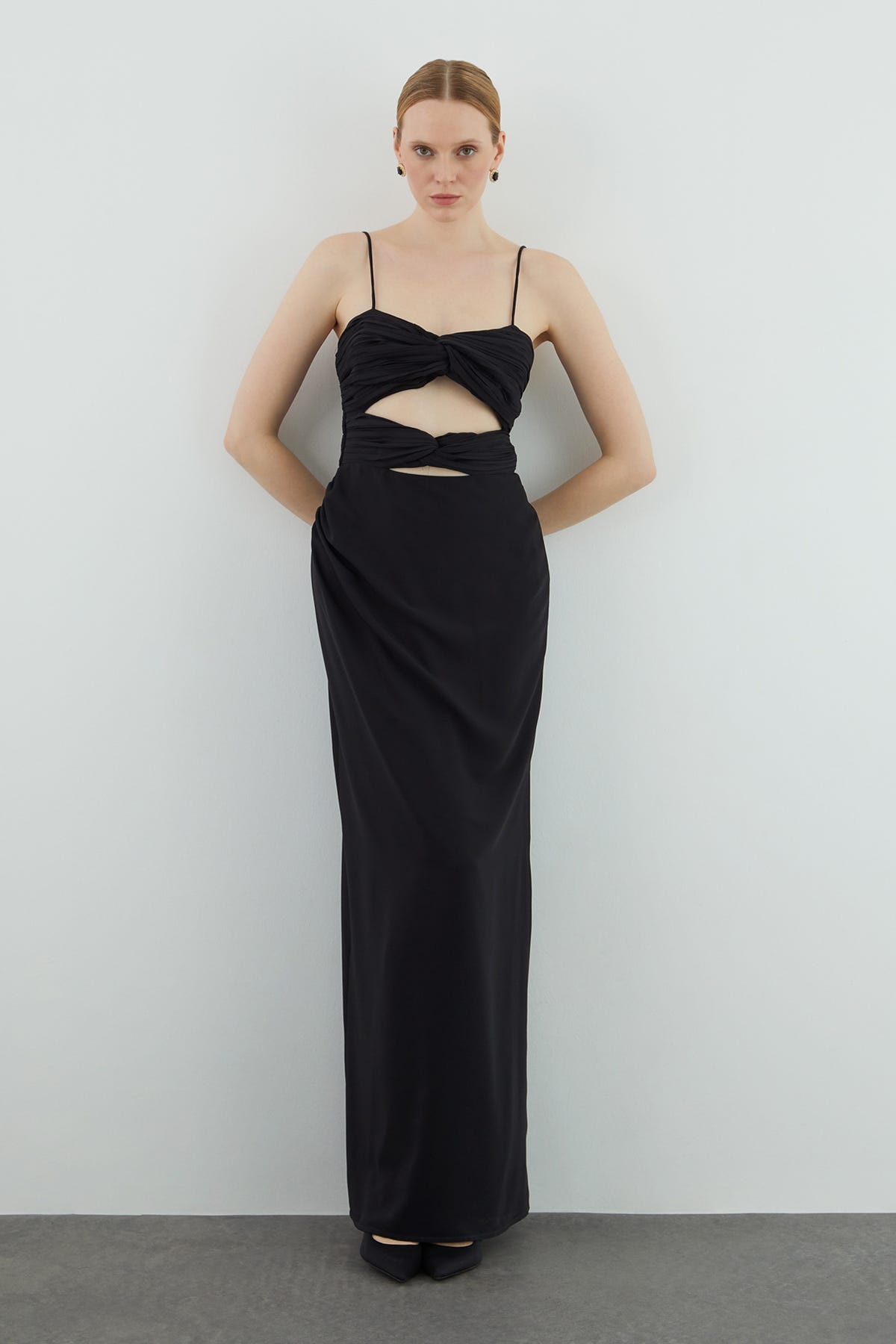 Pencere Detaylı Uzun Straplez Elbise