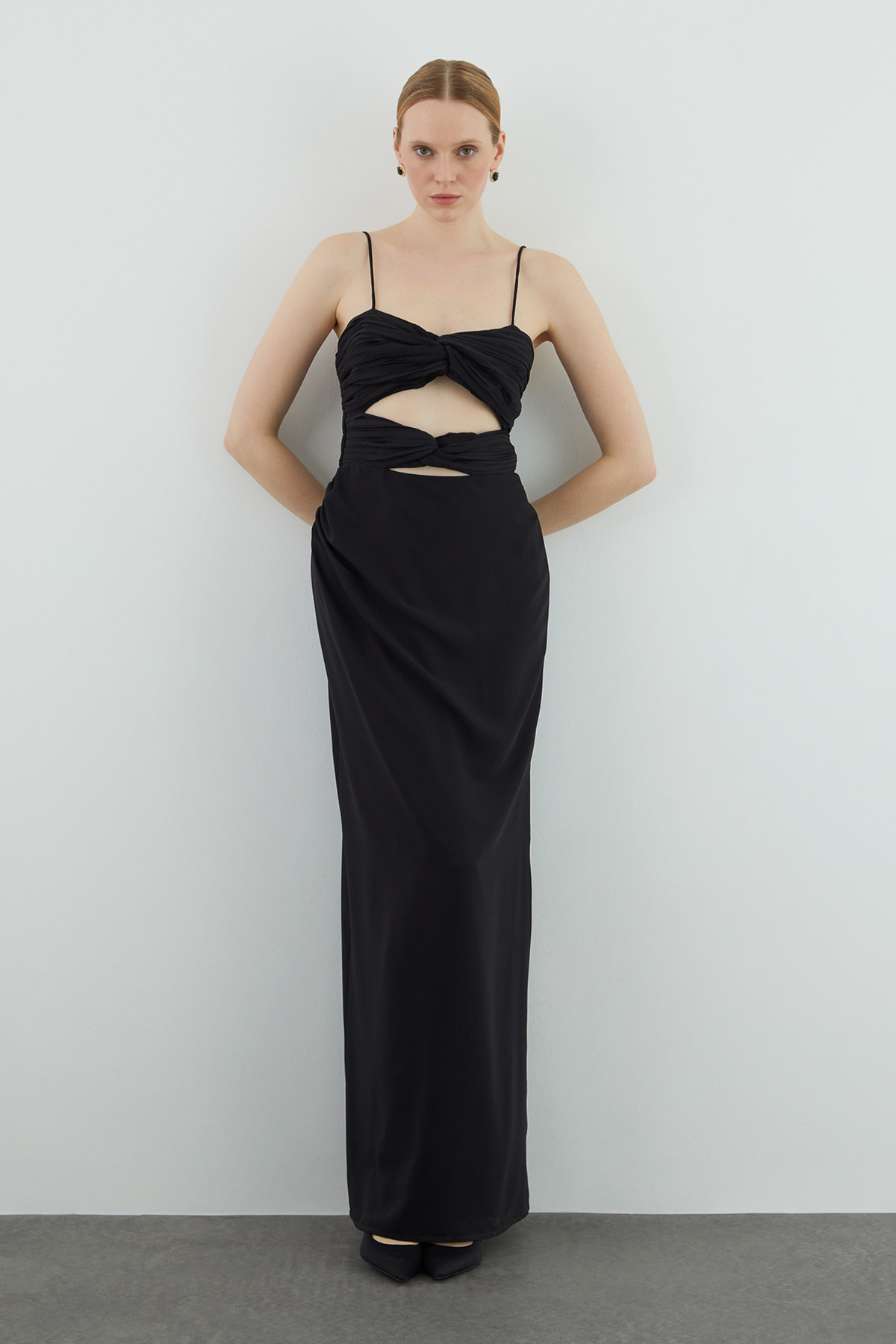 Pencere Detaylı Uzun Straplez Elbise