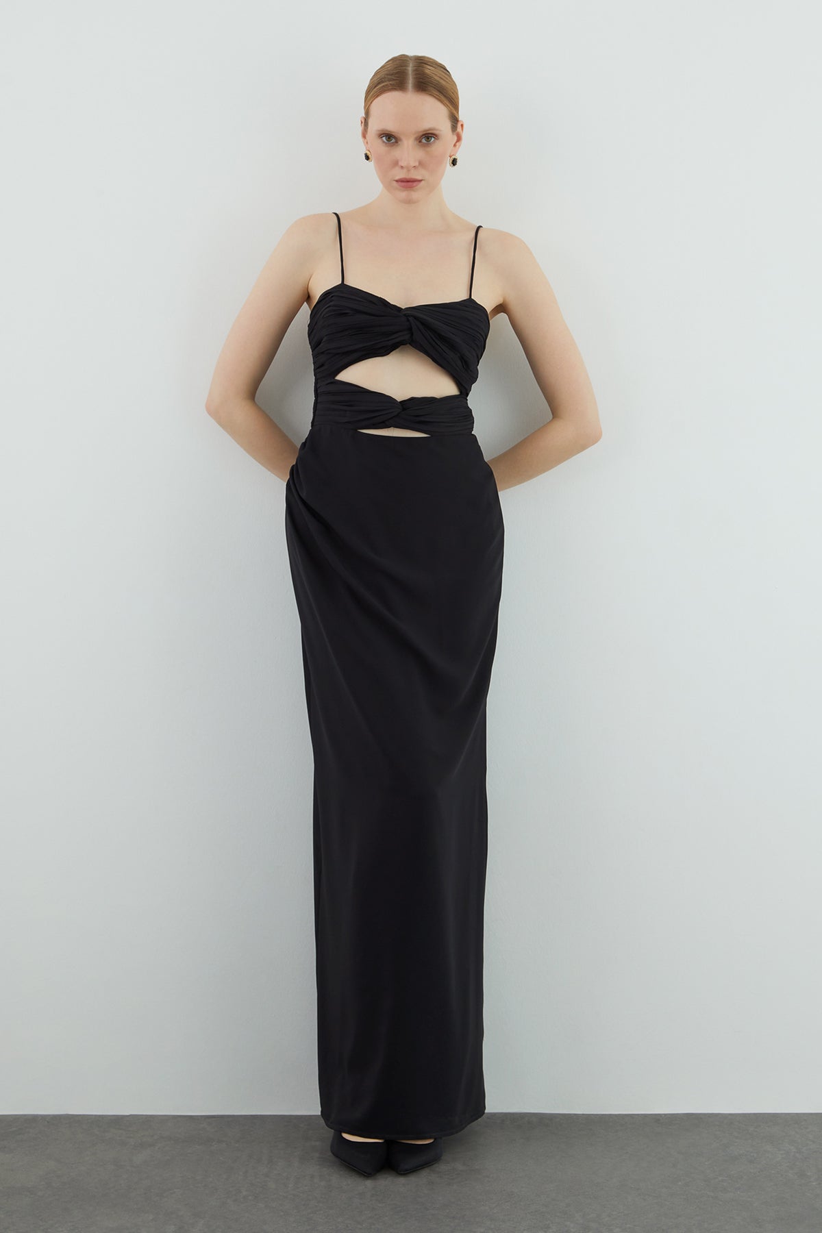 Pencere Detaylı Uzun Straplez Elbise