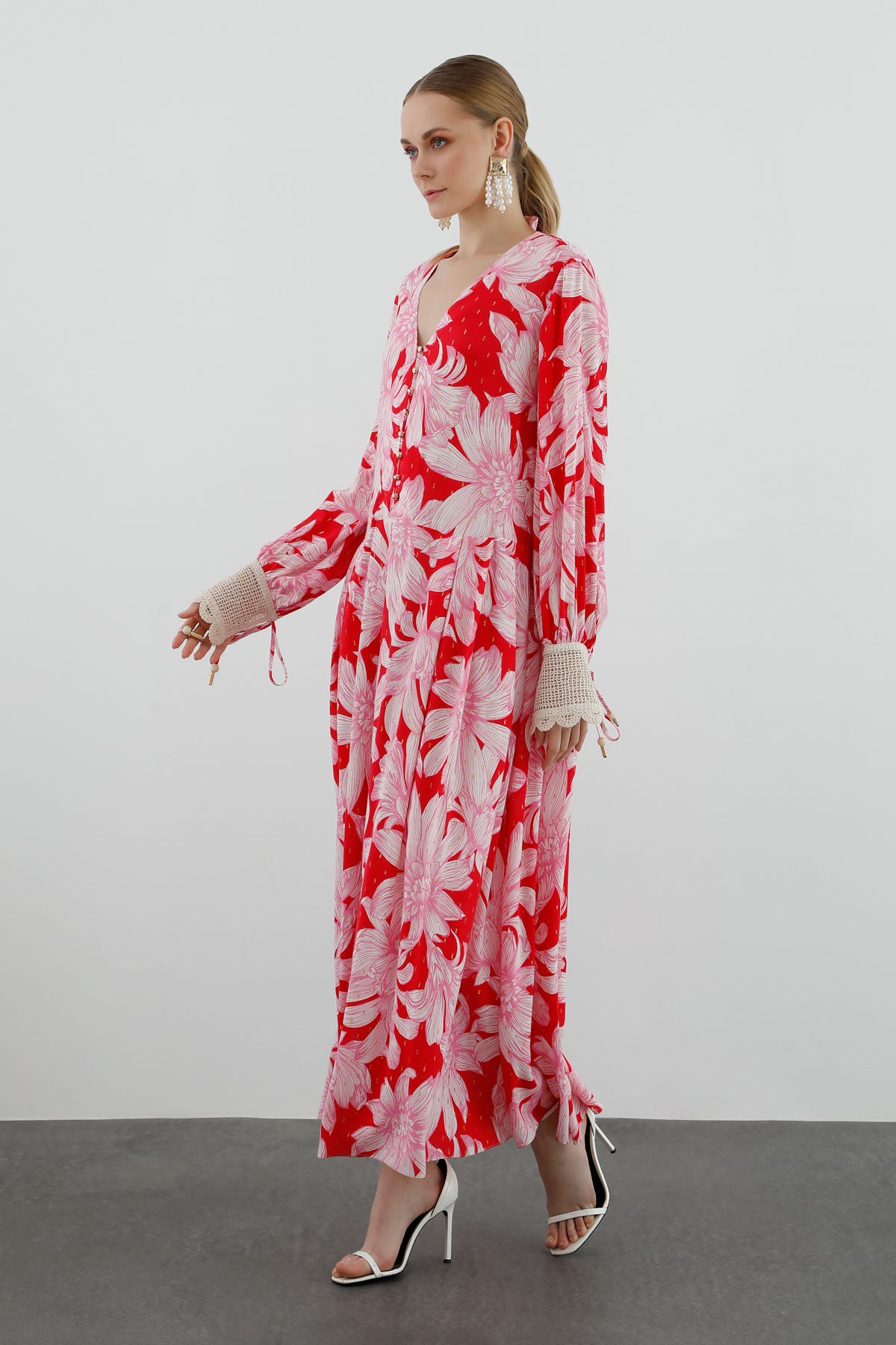 Dantel Detaylı Belden Pileli Uzun Kollu Maxi Elbise