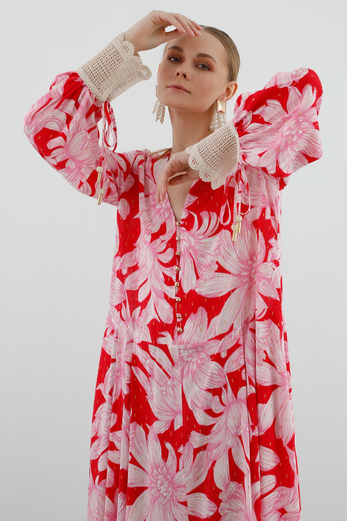 Dantel Detaylı Belden Pileli Uzun Kollu Uzun Elbise