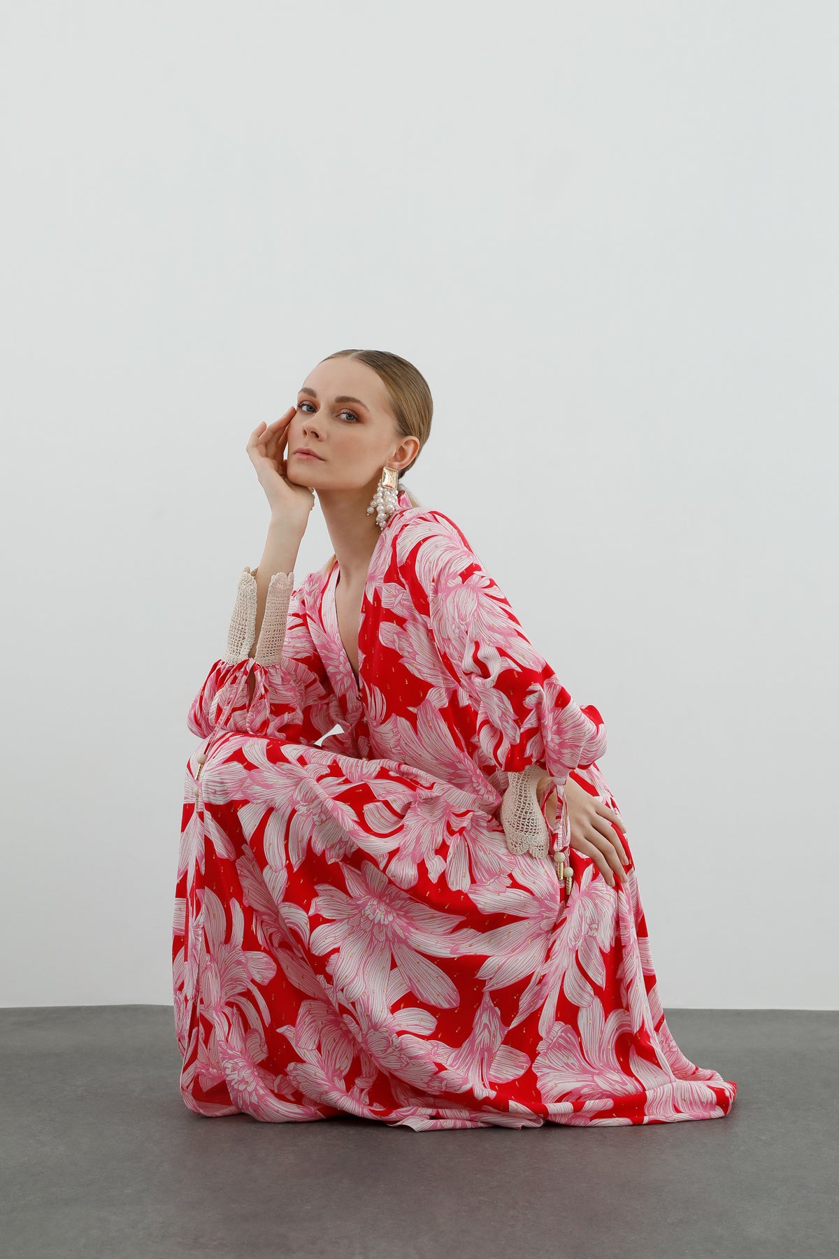 Dantel Detaylı Belden Pileli Uzun Kollu Uzun Elbise