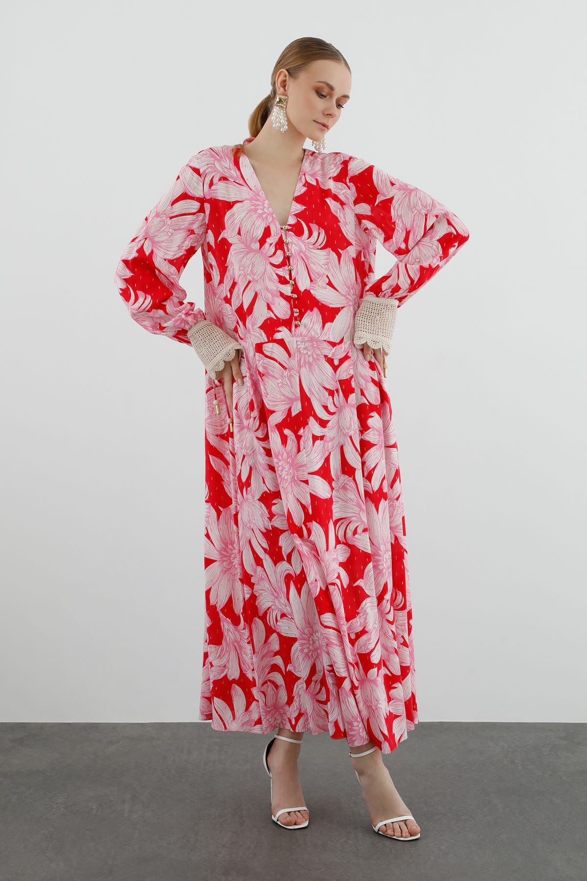 Dantel Detaylı Belden Pileli Uzun Kollu Maxi Elbise