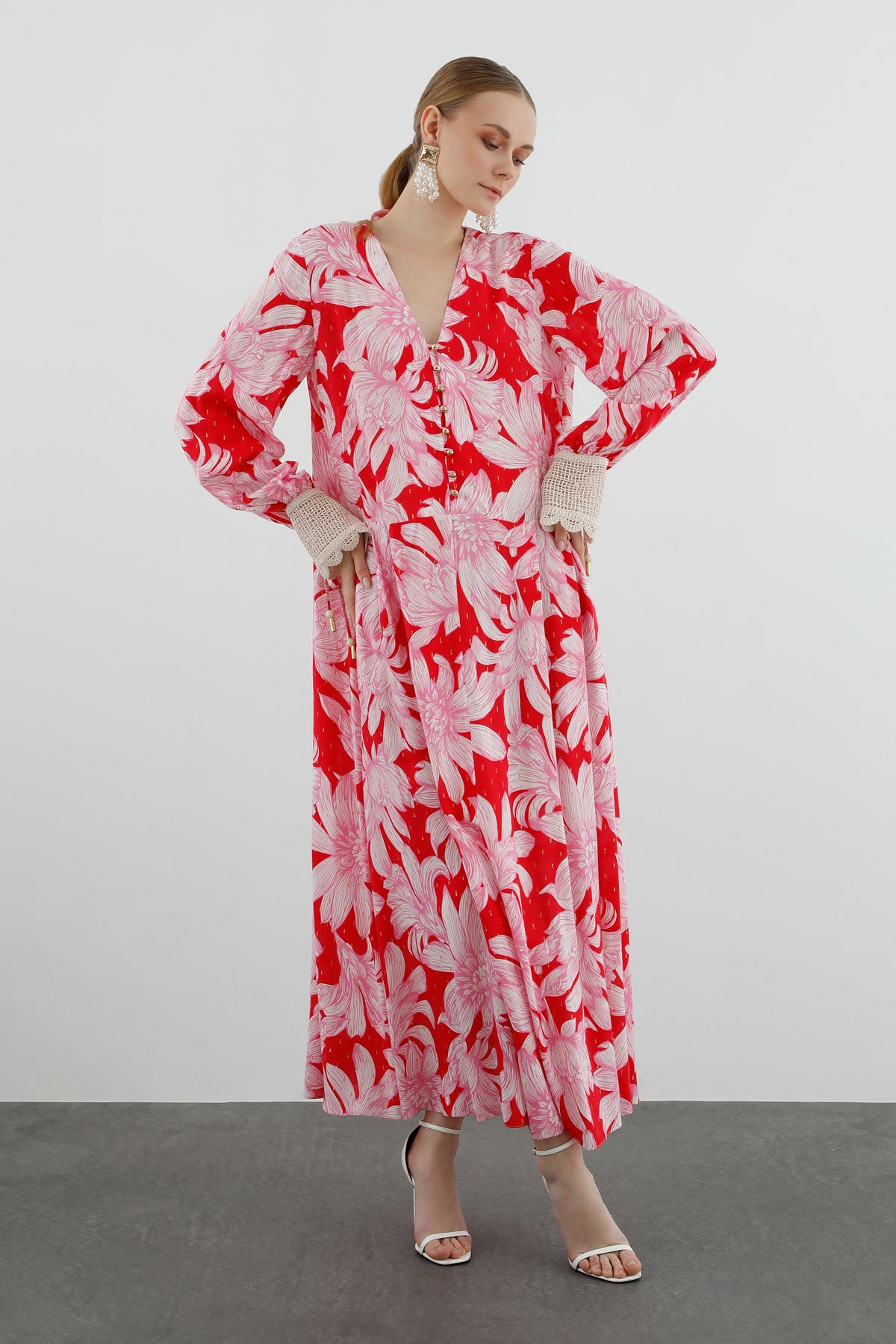 Dantel Detaylı Belden Pileli Uzun Kollu Uzun Elbise