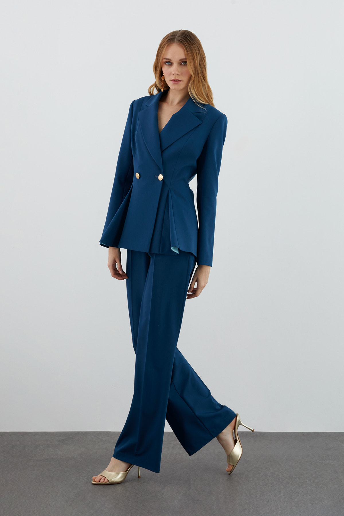 Sırt Pencereli Kruvaze Kapama Ceketli Boru Paça Pantolonlu Takım