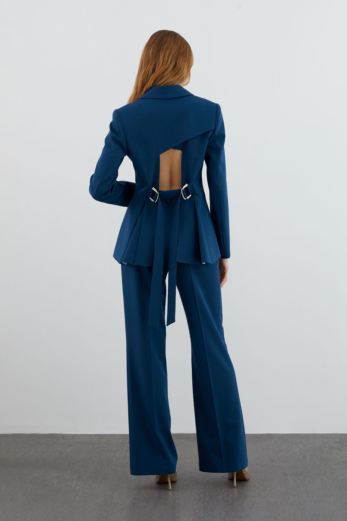 Sırt Pencereli Kruvaze Kapama Ceketli Boru Paça Pantolonlu Takım