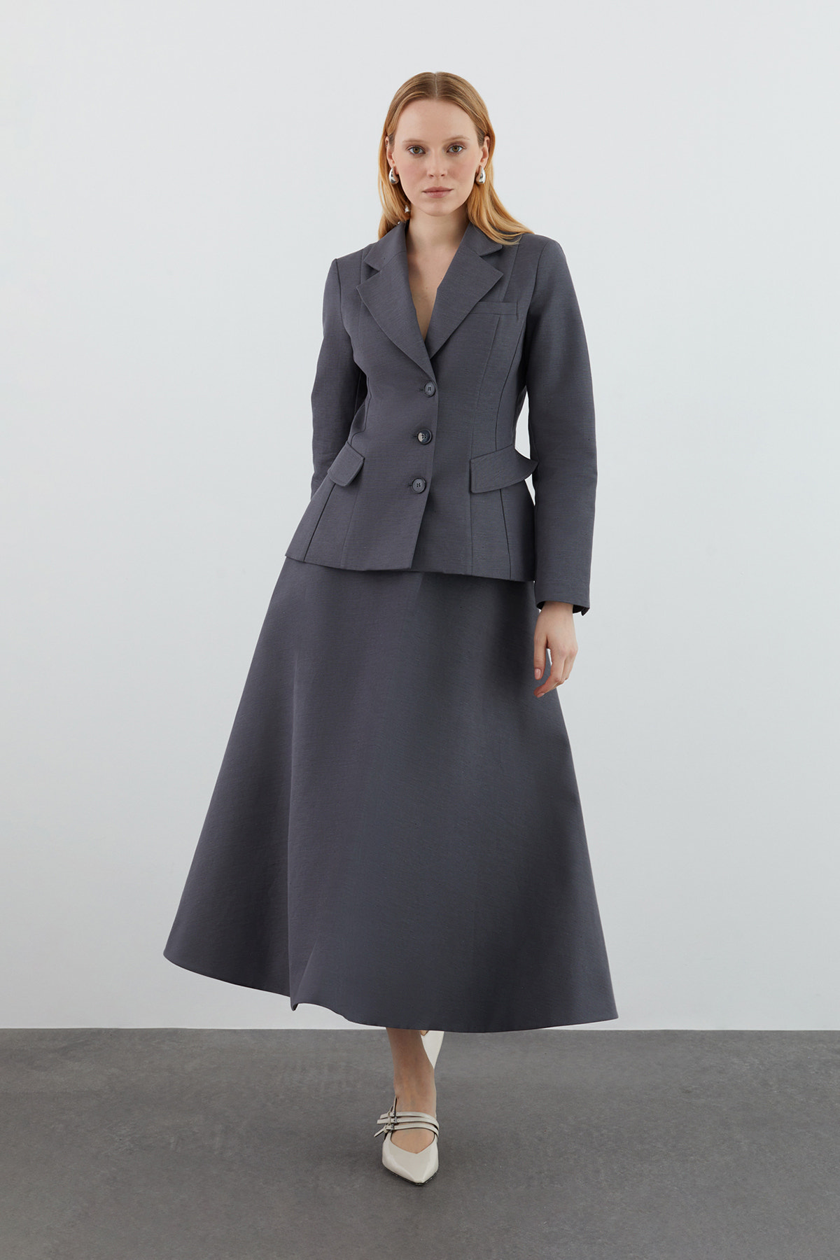 Mono Kapamalı Düğmeli Eteği Volanlı Takım