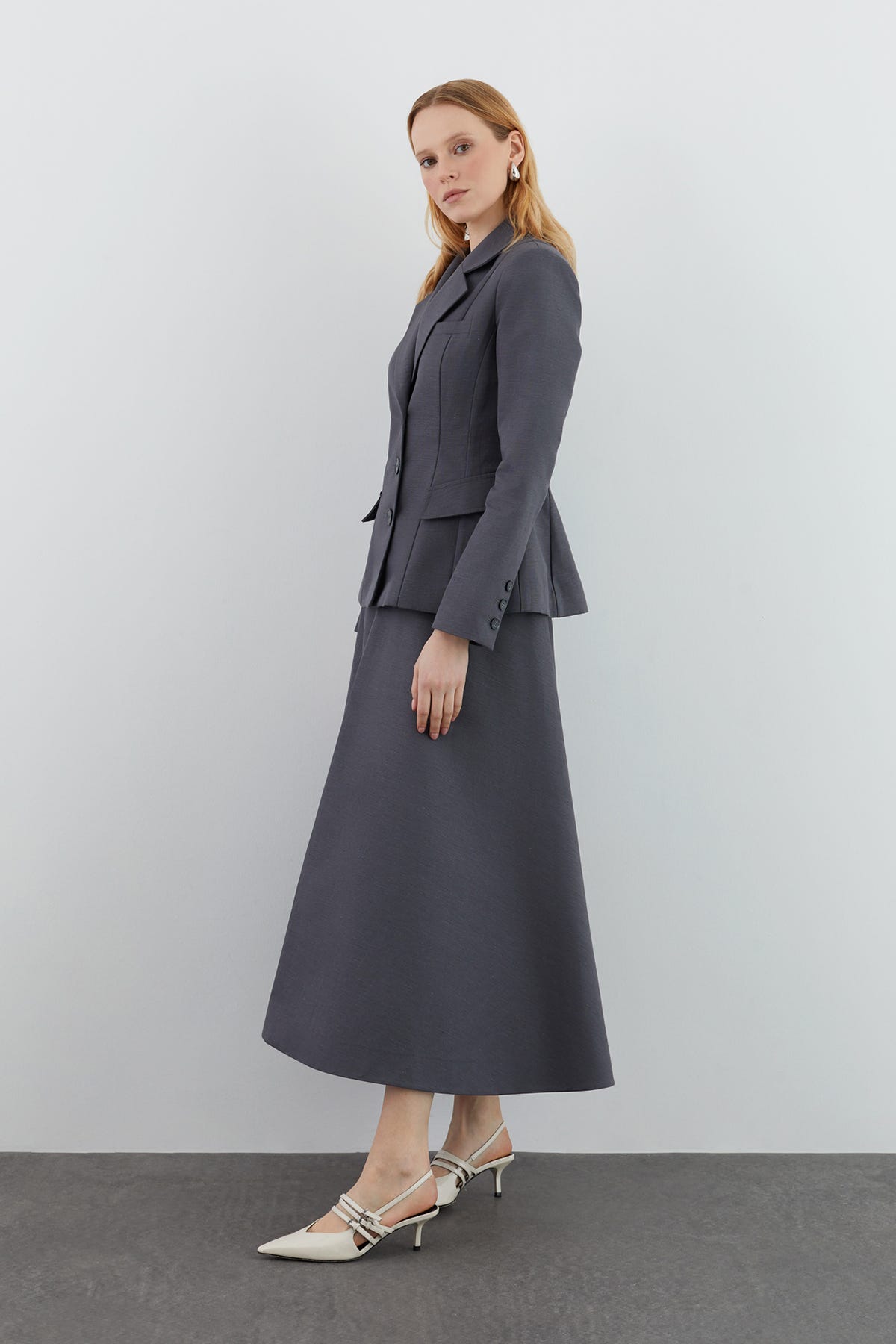 Mono Kapamalı Düğmeli Eteği Volanlı Takım