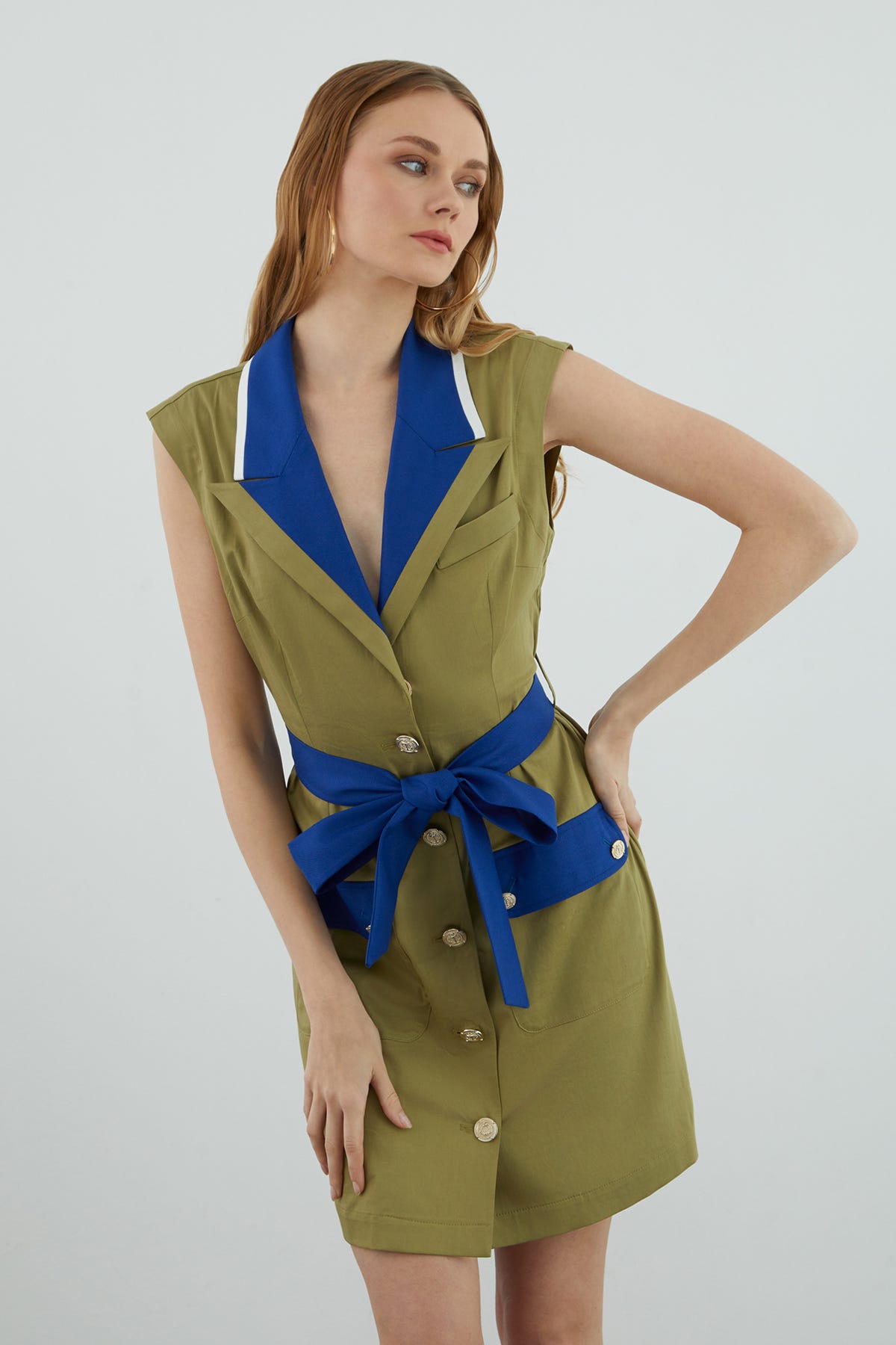 Ceket Formunda Önü Metal Düğmeli Beli Kuşaklı Mini Elbise