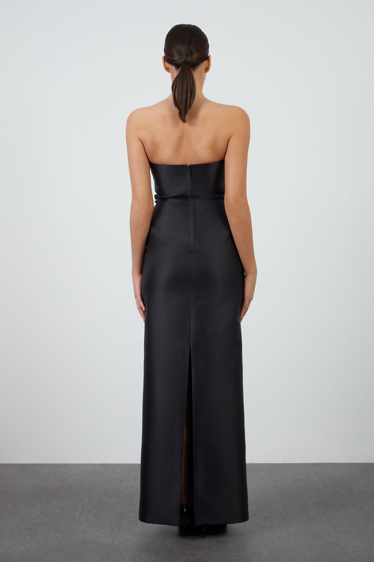 Pelerin Detaylı Beli İşlemeli Straplez Uzun Elbise