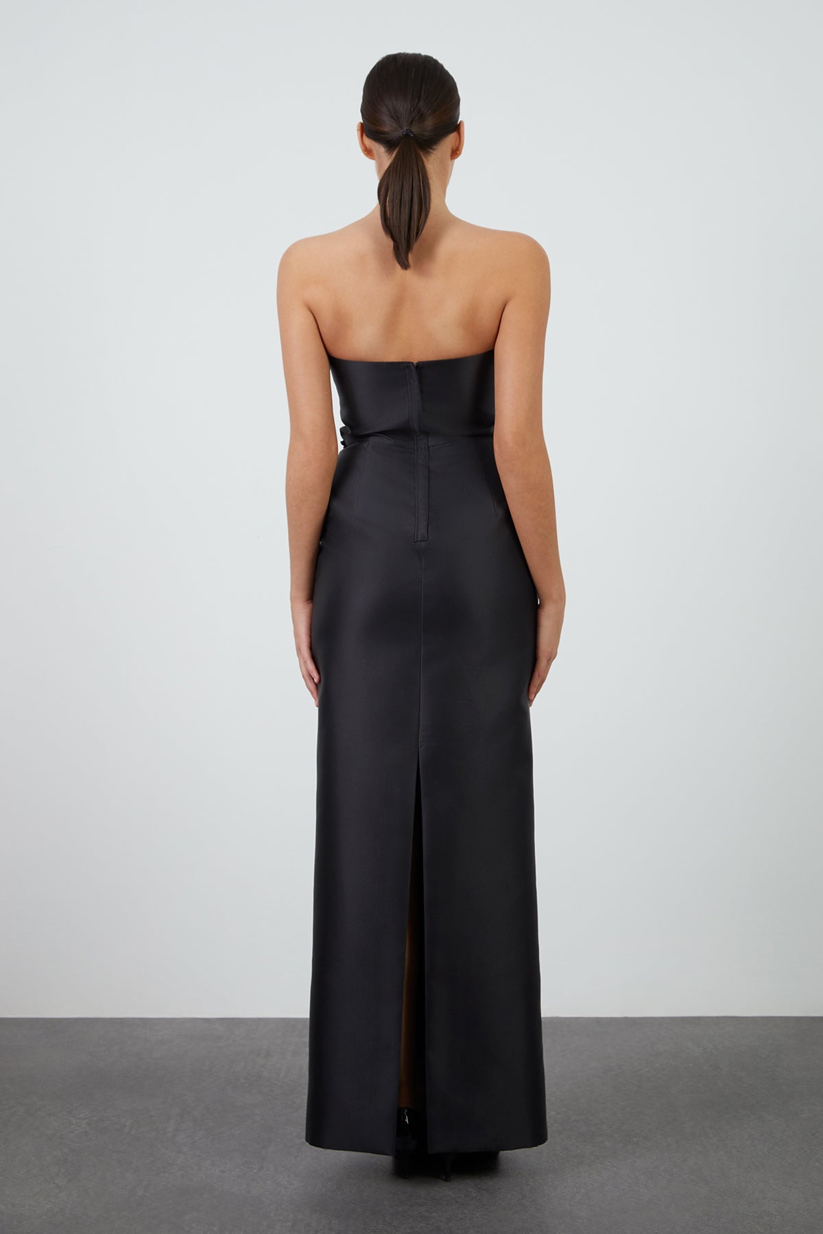 Pelerin Detaylı Beli İşlemeli Straplez Uzun Elbise