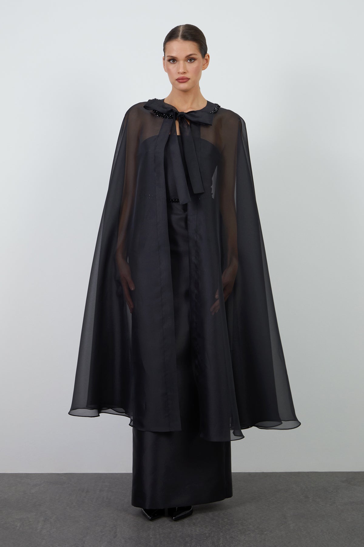 Pelerin Detaylı Beli İşlemeli Straplez Uzun Elbise