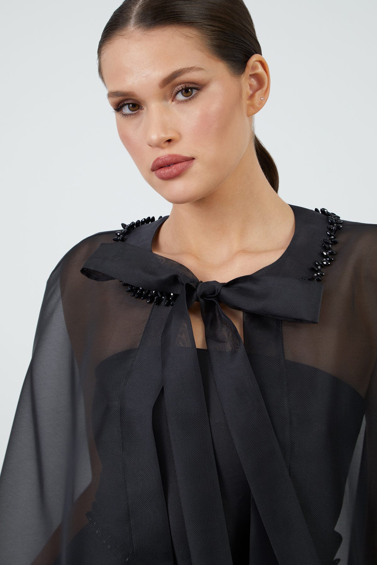 Pelerin Detaylı Beli İşlemeli Straplez Uzun Elbise