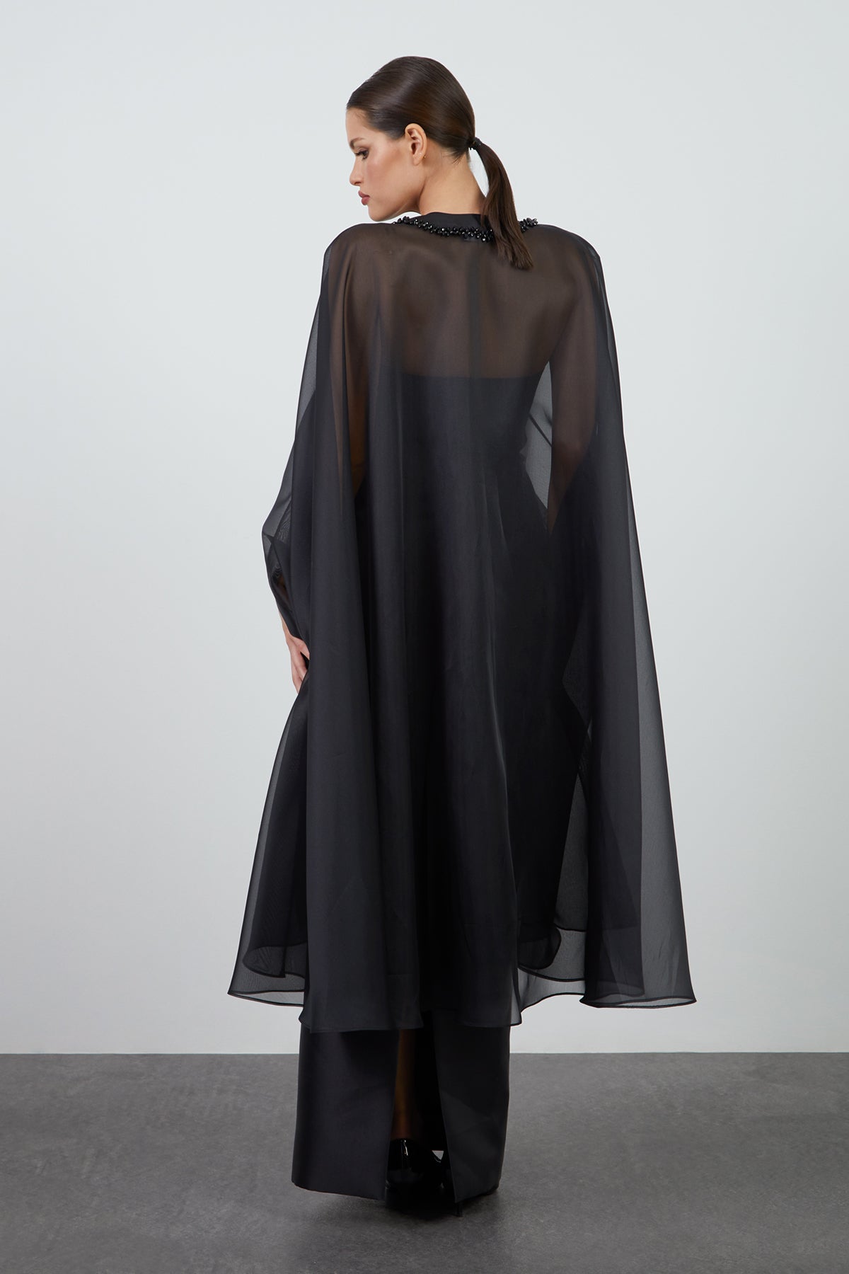 Pelerin Detaylı Beli İşlemeli Straplez Uzun Elbise