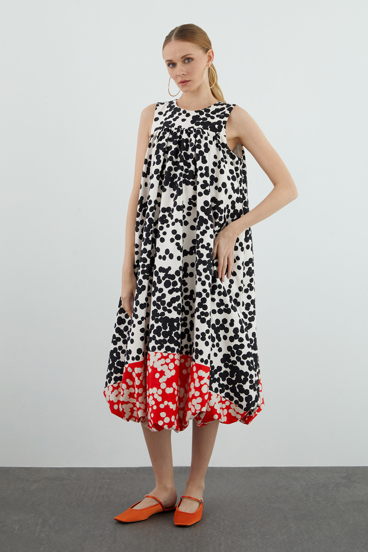 Yuvarlak Yakalı Sıfır Kollu Astarlı Midi Elbise