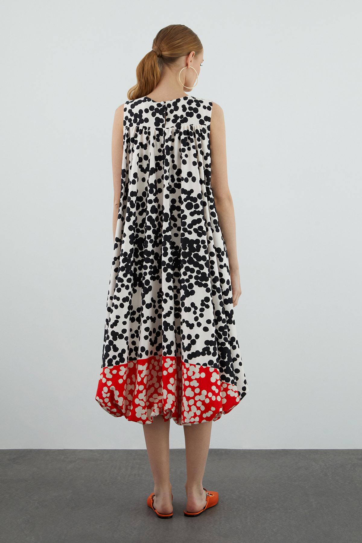 Yuvarlak Yakalı Sıfır Kollu Astarlı Midi Elbise