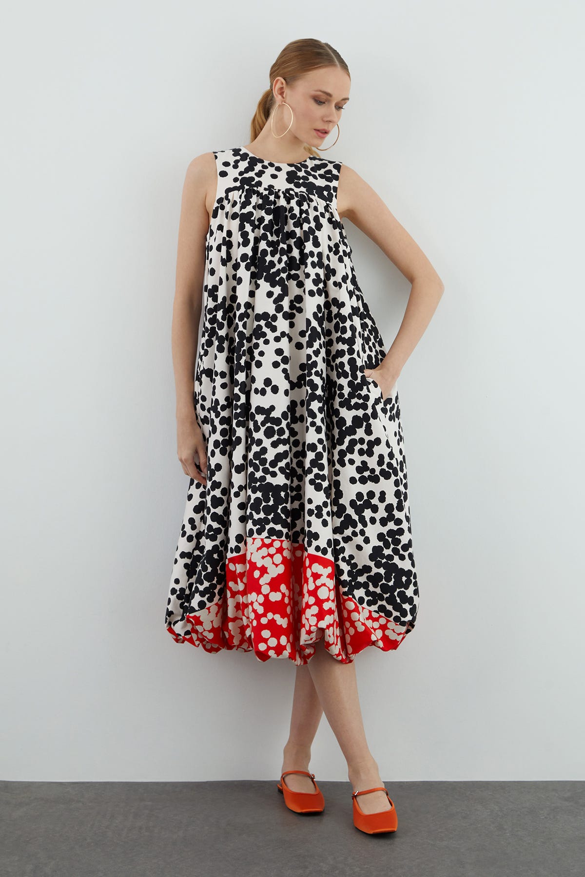 Yuvarlak Yakalı Sıfır Kollu Astarlı Midi Elbise