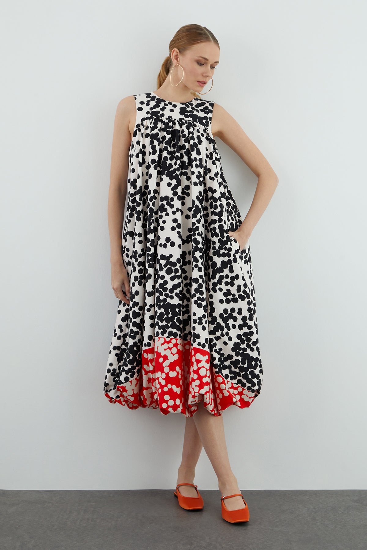 Yuvarlak Yakalı Sıfır Kollu Astarlı Midi Elbise