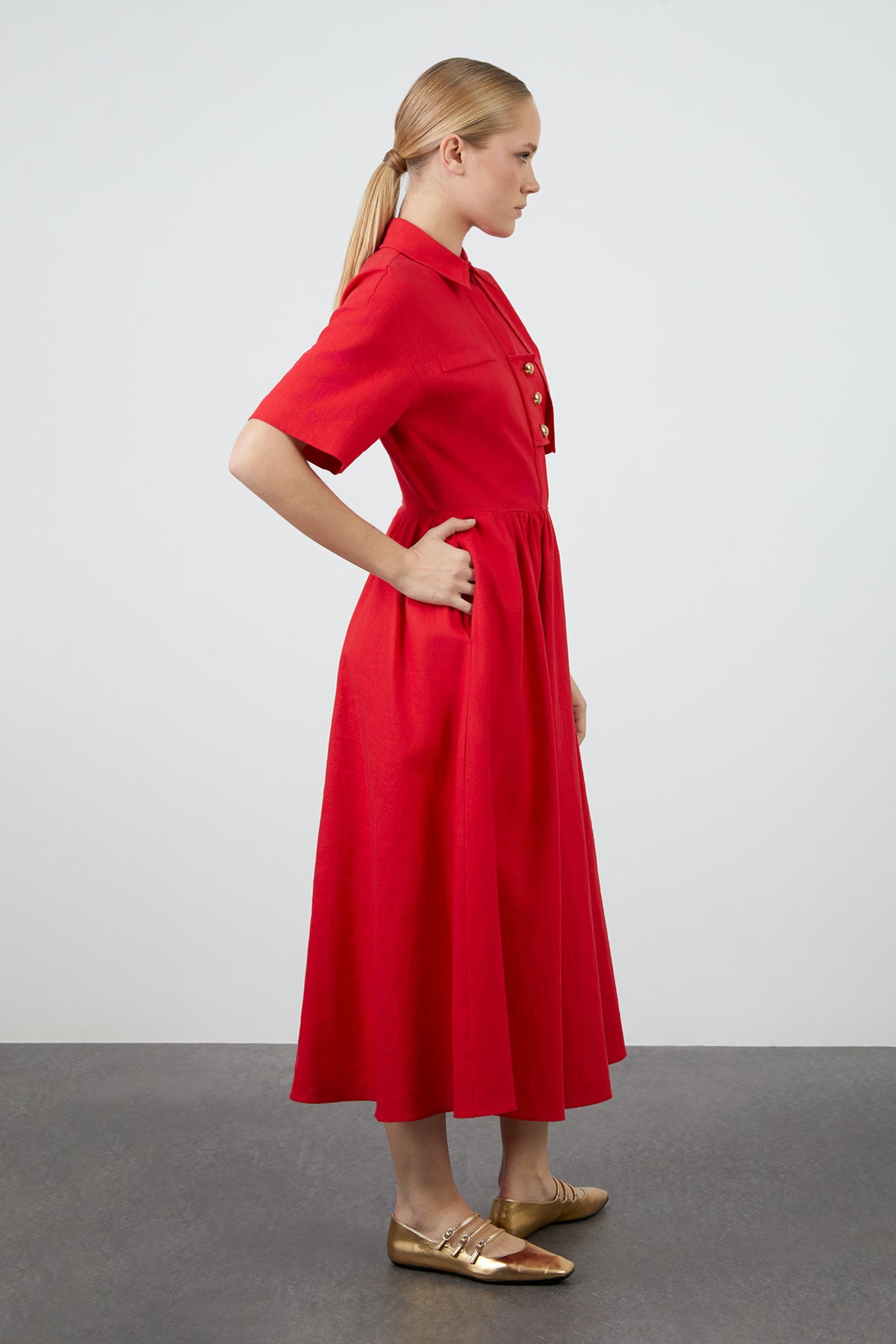 Gold Düğme Detaylı Midi Boy Keten Kırmızı Elbise