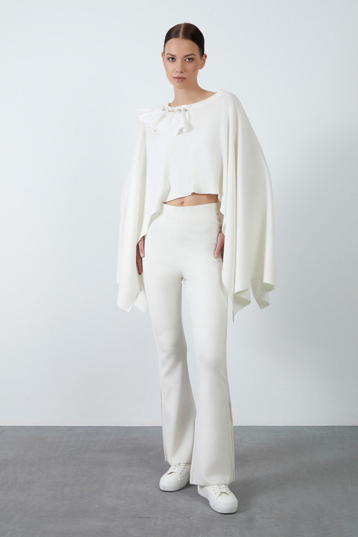 İşleme Detaylı Arkadan Kuşak Bağlamalı Bluz