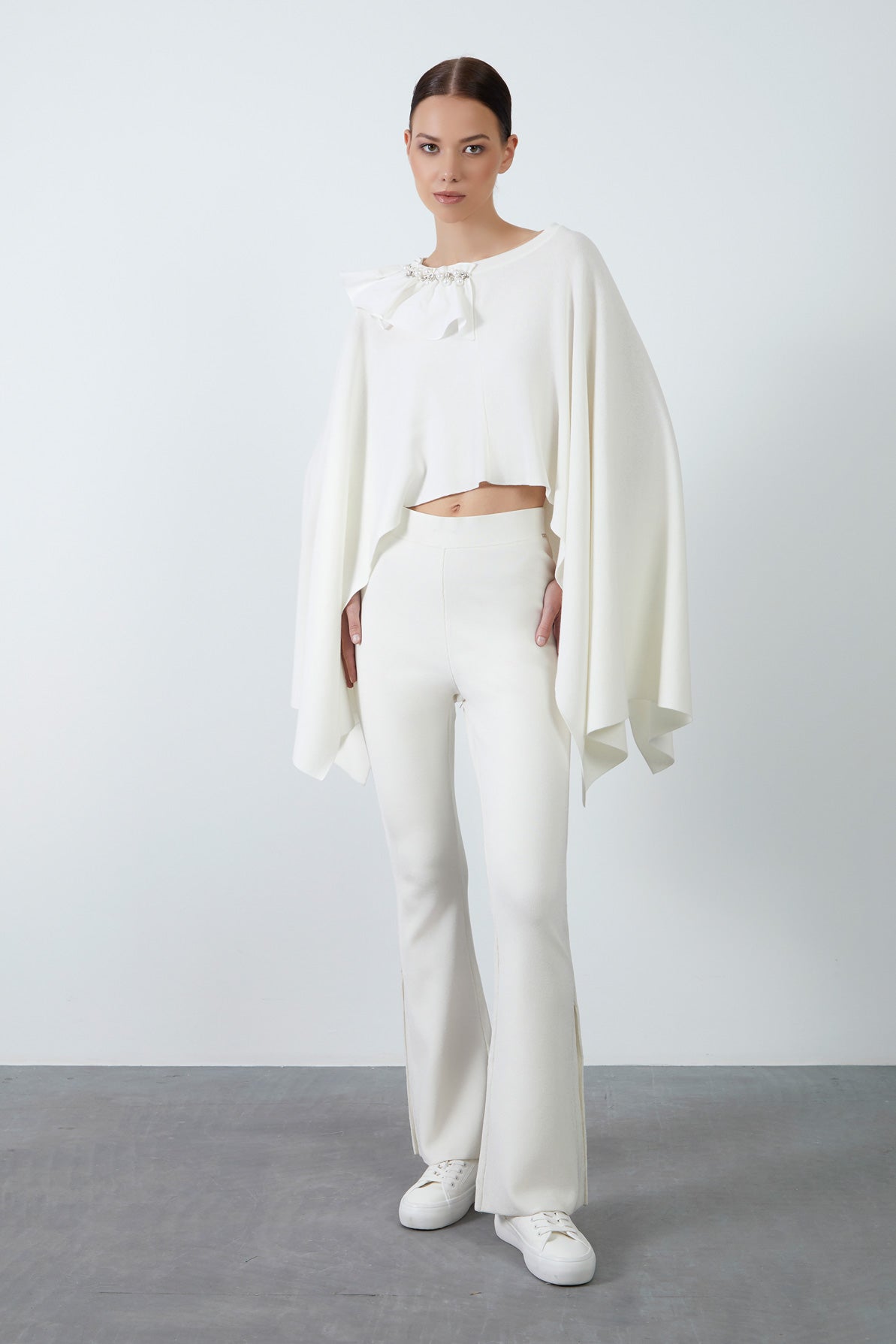 İşleme Detaylı Arkadan Kuşak Bağlamalı Bluz