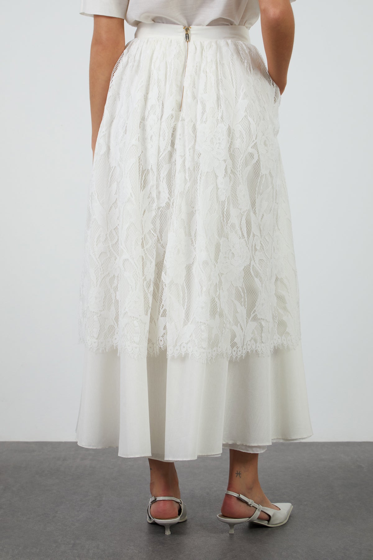 Üstü Dantel Detaylı Kloş Etek