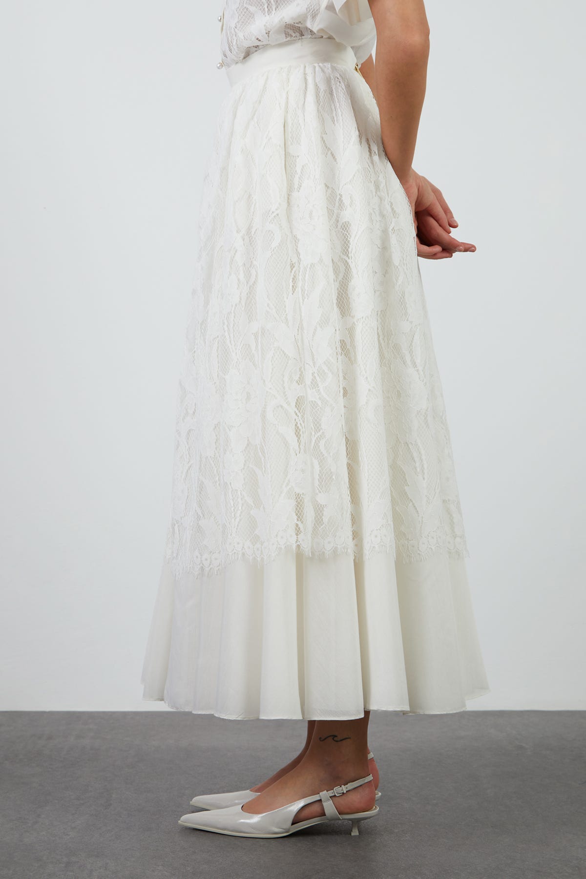 Üstü Dantel Detaylı Kloş Etek