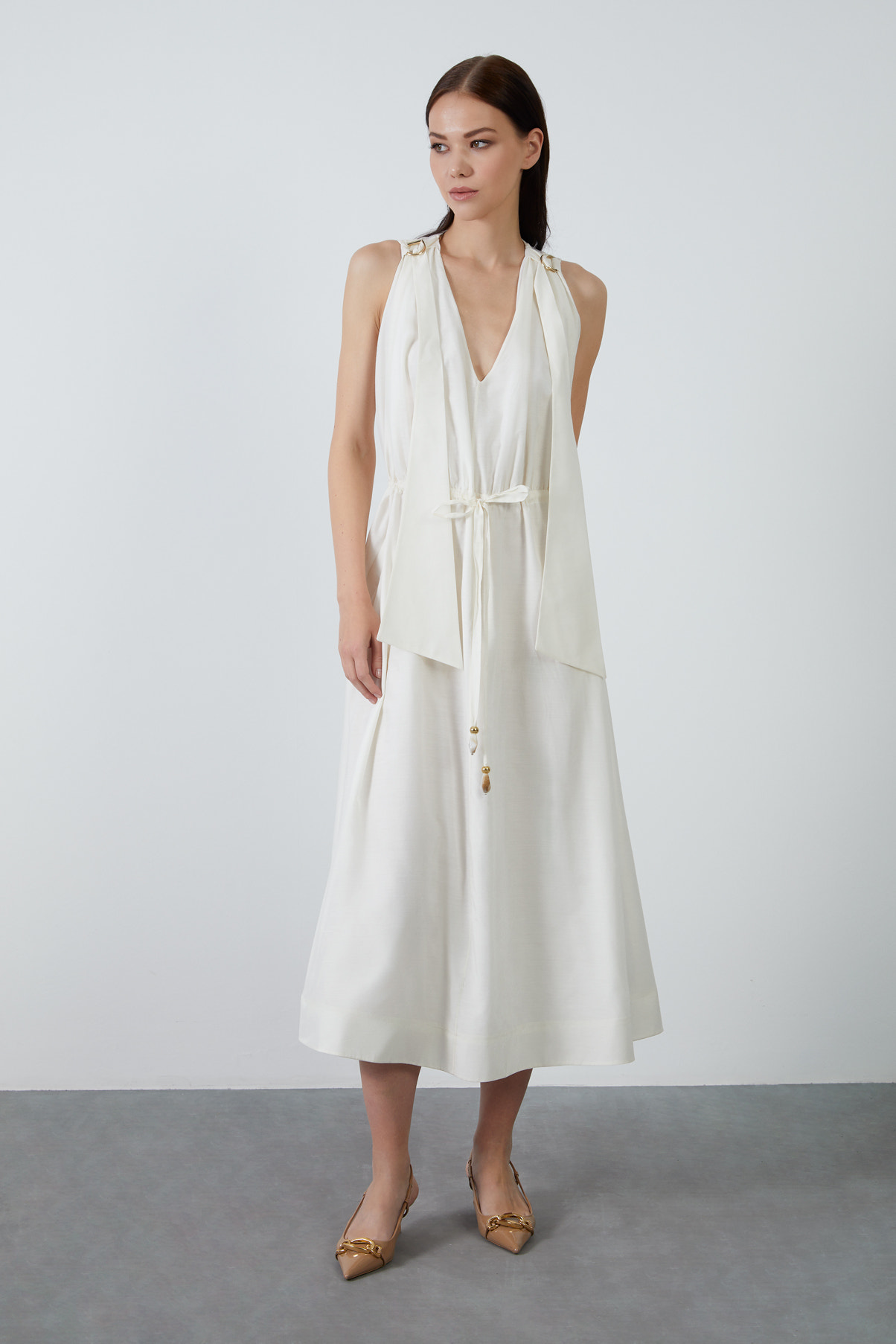 Omuzdan Tokalı Beli Büzülebilir Midi Elbise