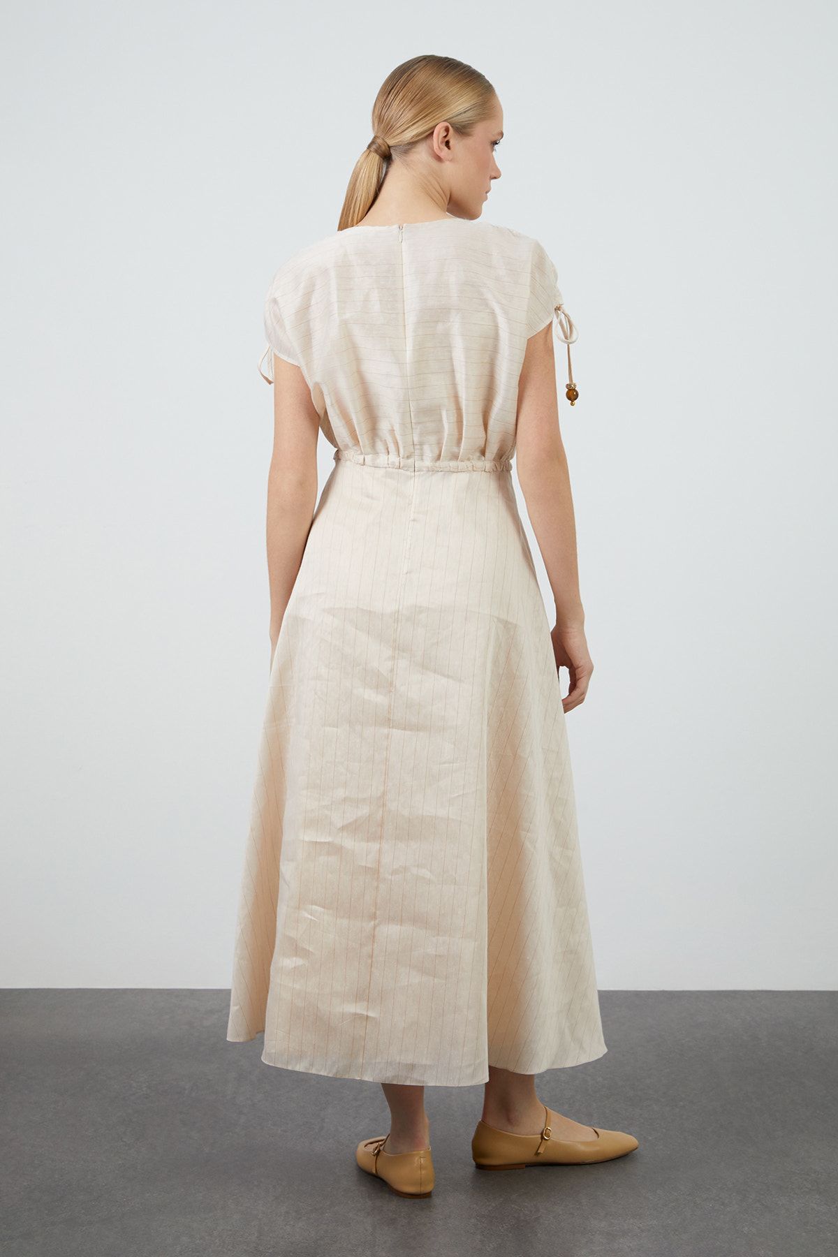 Kordonu İşlemeli Beli Büzülebilir Midi Elbise