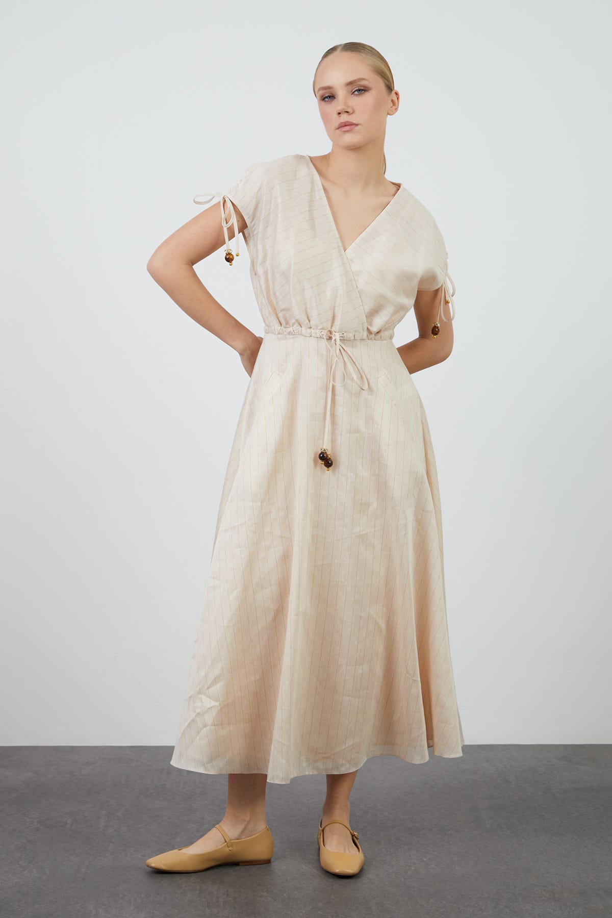 Kordonu İşlemeli Beli Büzülebilir Midi Elbise