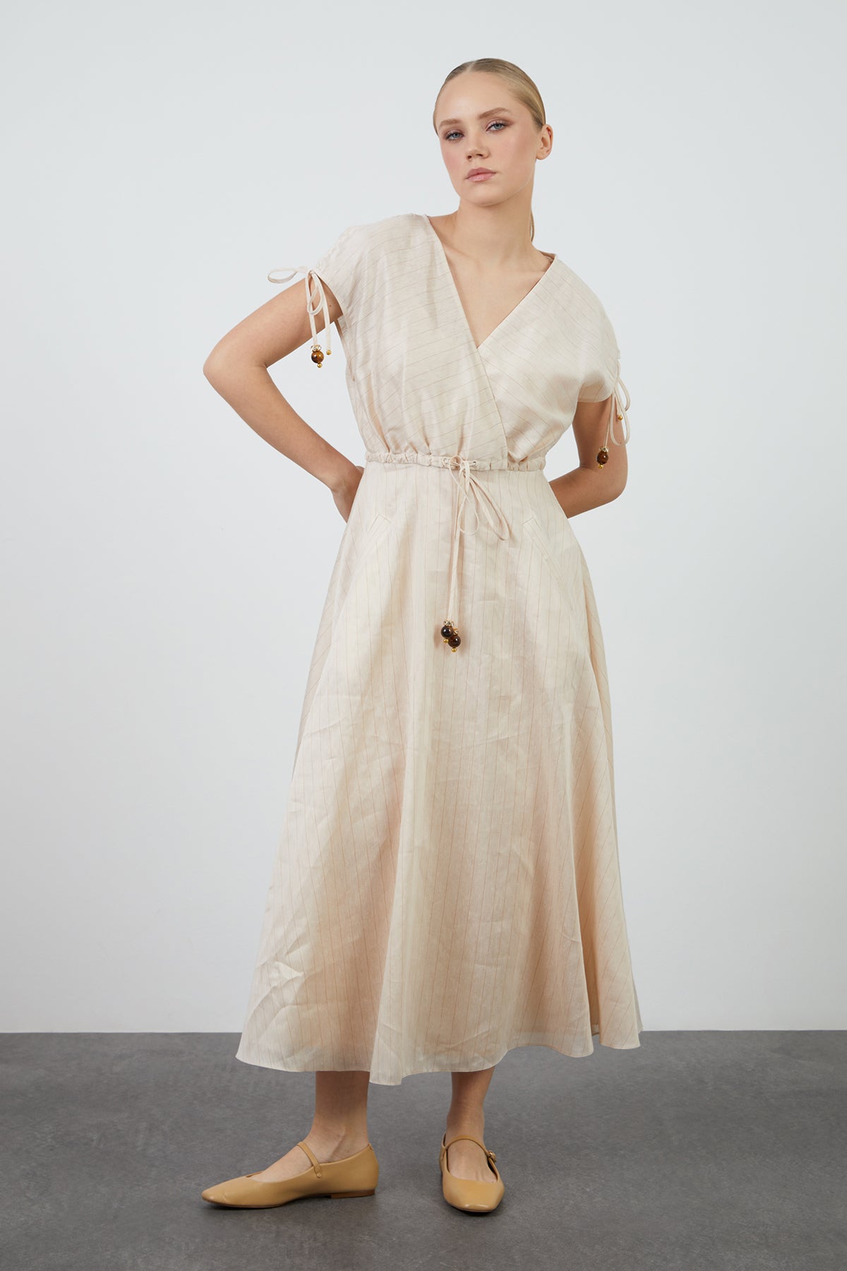 Kordonu İşlemeli Beli Büzülebilir Midi Elbise