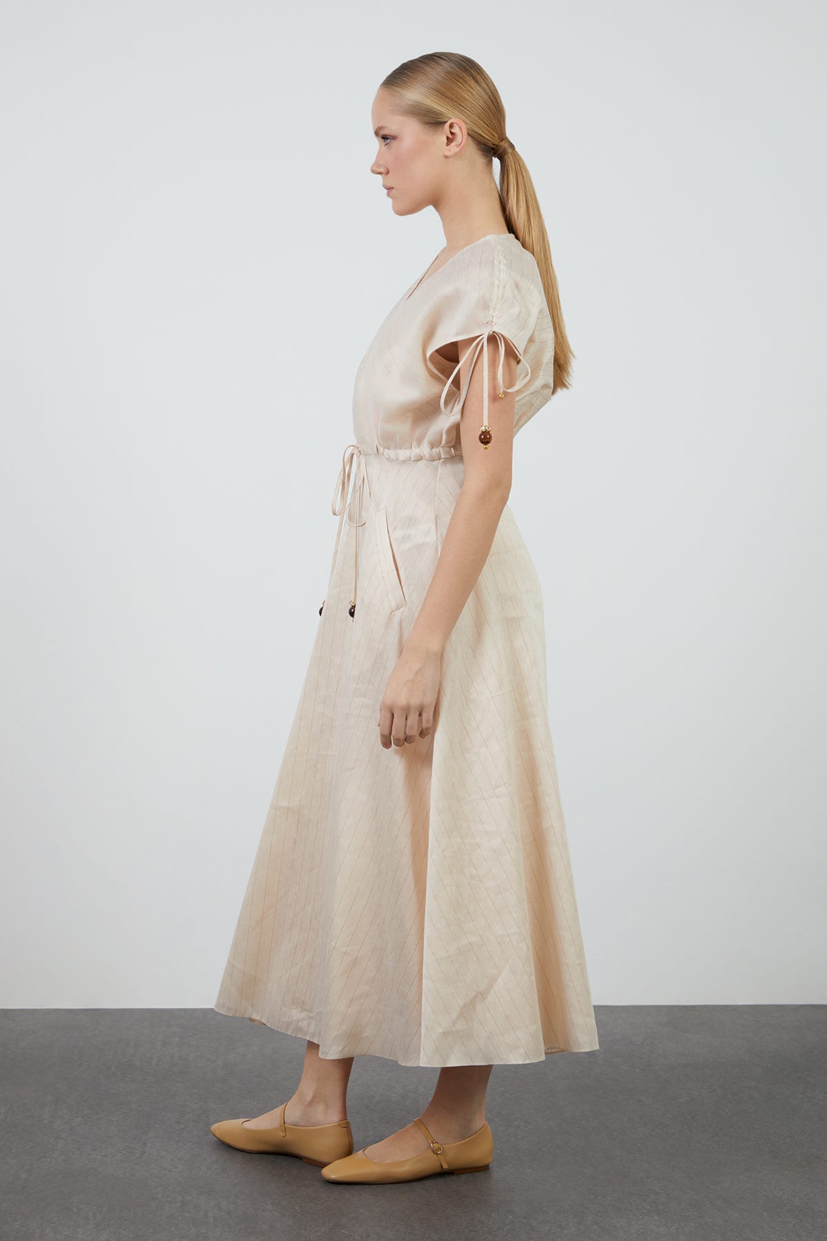 Kordonu İşlemeli Beli Büzülebilir Midi Elbise