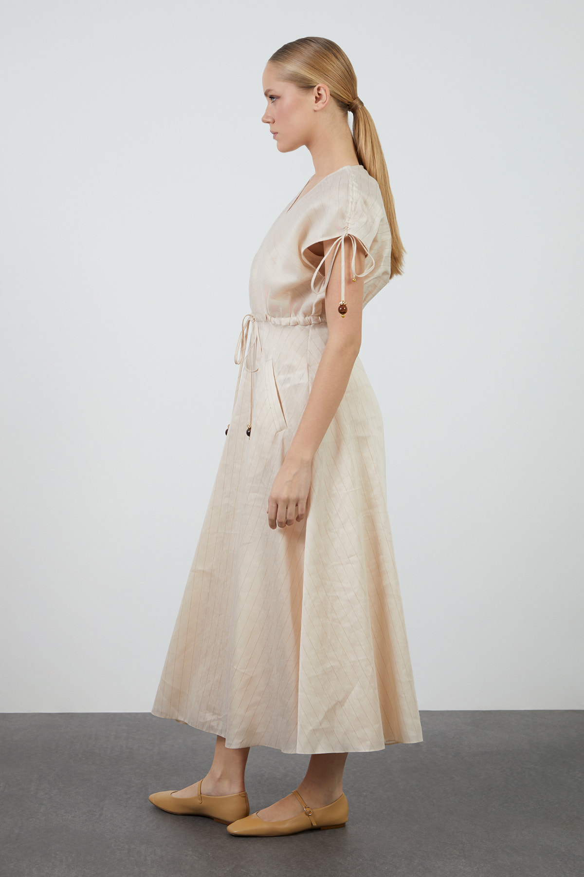 Kordonu İşlemeli Beli Büzülebilir Midi Elbise