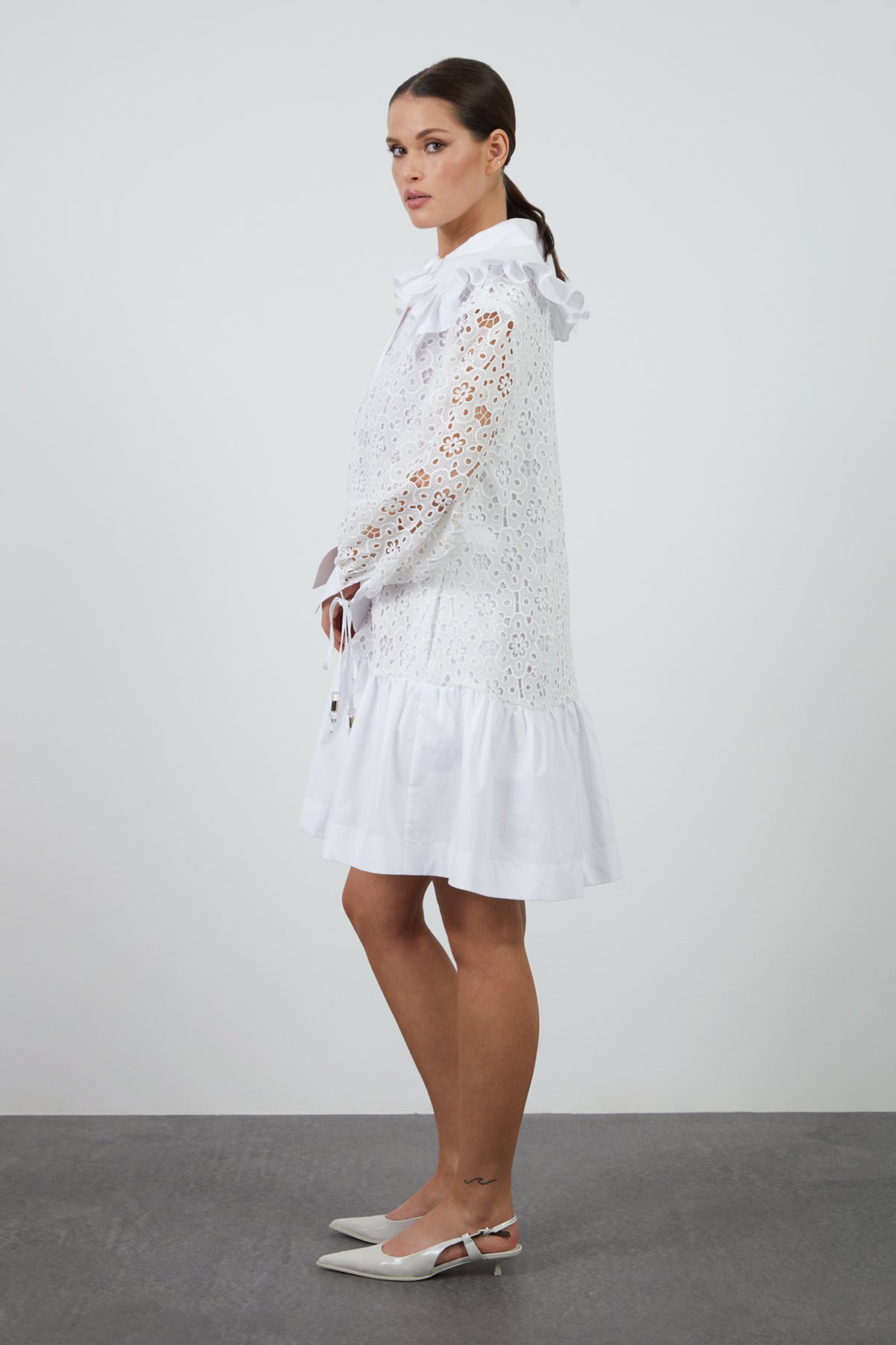 Geniş Yakalı Astarlı Dantel Mini Elbise