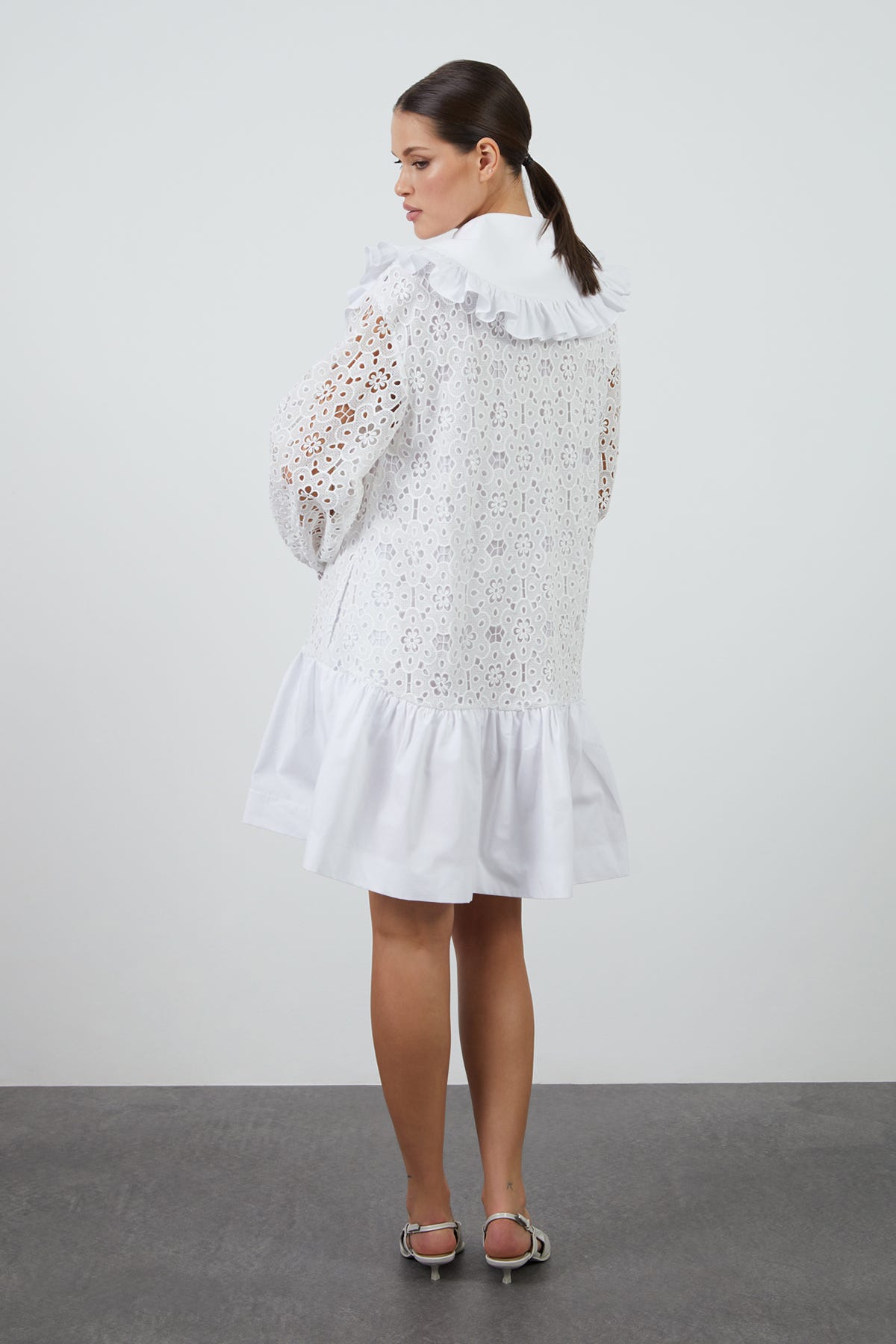 Geniş Yakalı Astarlı Dantel Mini Elbise